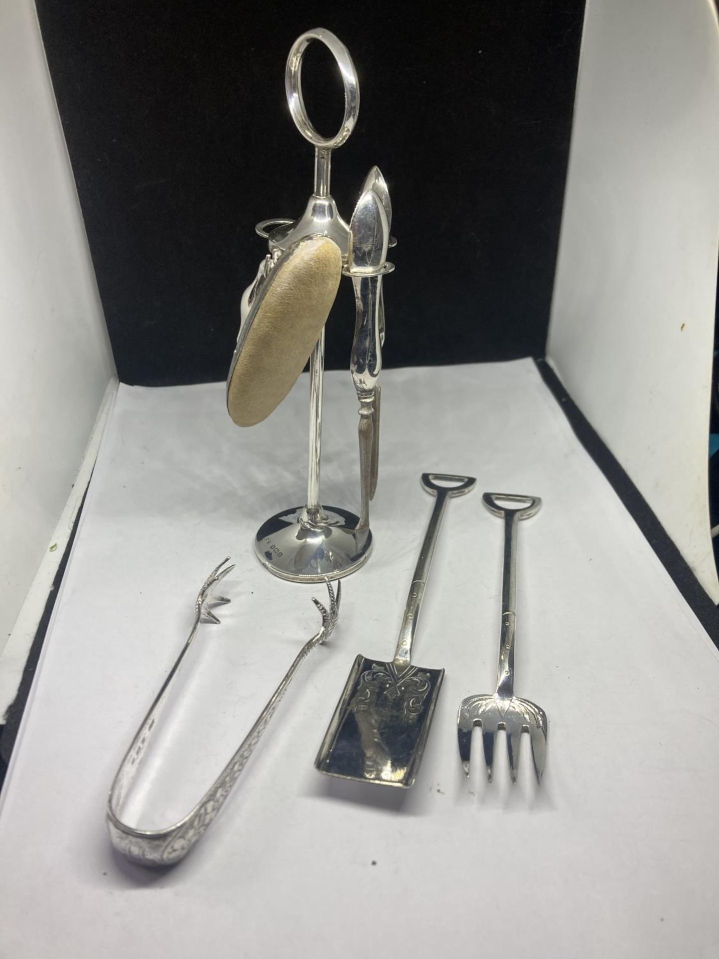 VARIOUS HALLMARKED SILVER ITEMS TO INCLUDE A BIRMINGHAM MANICURE SET AND TONGS AND A SILVER PLATED