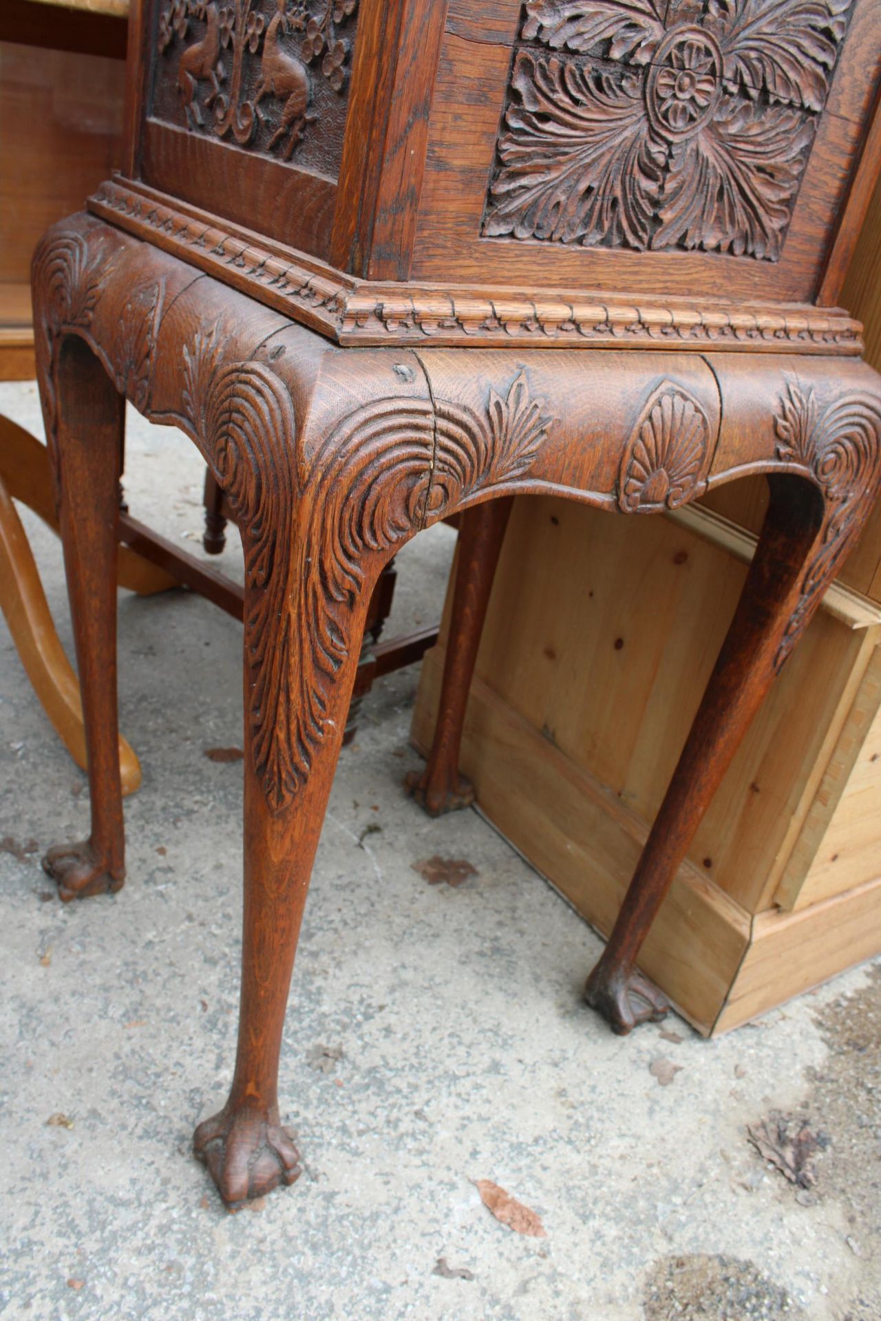 A VICTORIAN OAK CABINET ON STAND WITH CARVED FLORAL PANELS ON CABRIOLE LEGS WITH CLAW FEET - Image 4 of 4