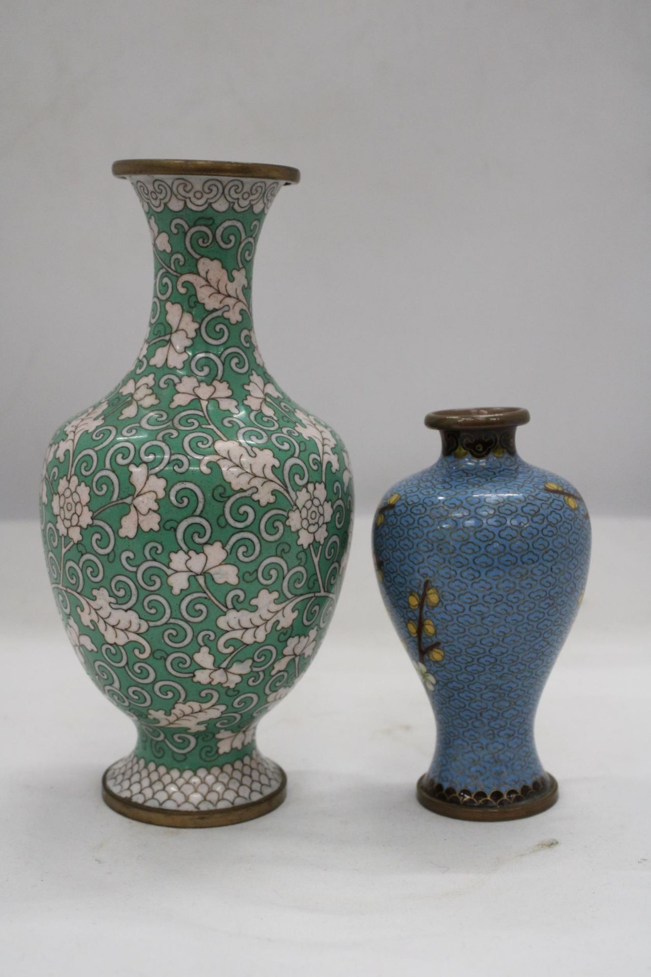 TWO ORIENTAL STYLE CLOISONNE VASES, HEIGHTS 21CM AND 13CM - Image 4 of 5