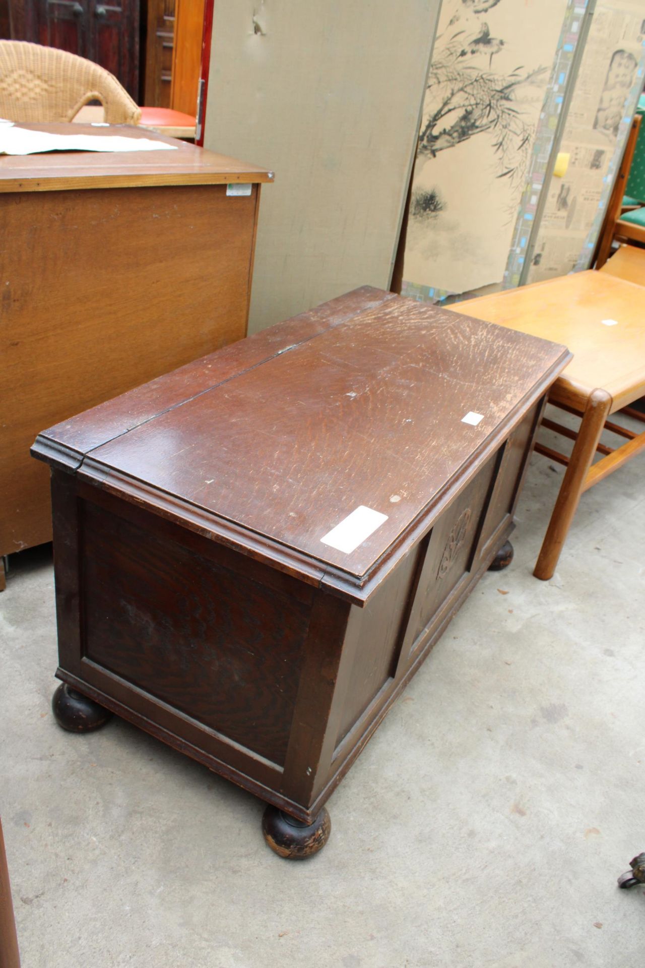 A MID 20TH CENTURY OAK BLANKET CHEST, 36" WIDE - Image 3 of 3