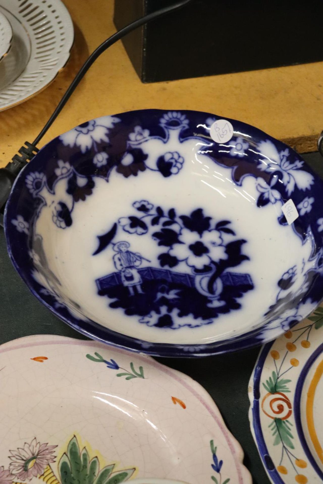 VARIOUS PLATES TO INCLUDE WEDGEWOOD AND A STAFFORDSHIRE POTTERY ORIENTAL BOWL - Image 2 of 5
