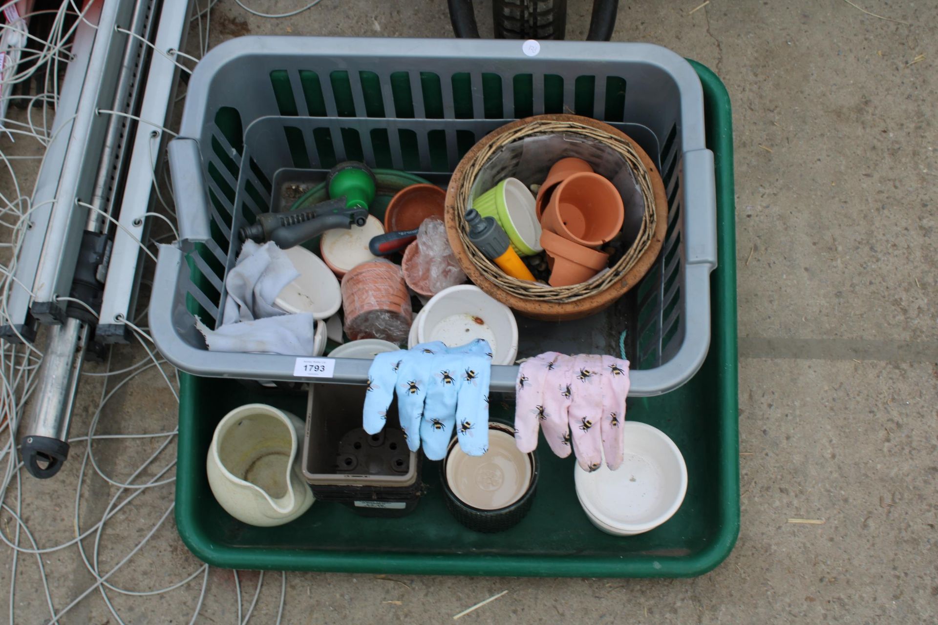 AN ASSORTMENT OF GARDEN TOOLS TO INCLUDE A WHEEL BARROW, A WASHING LINE AND BRUSHES ETC - Image 2 of 5