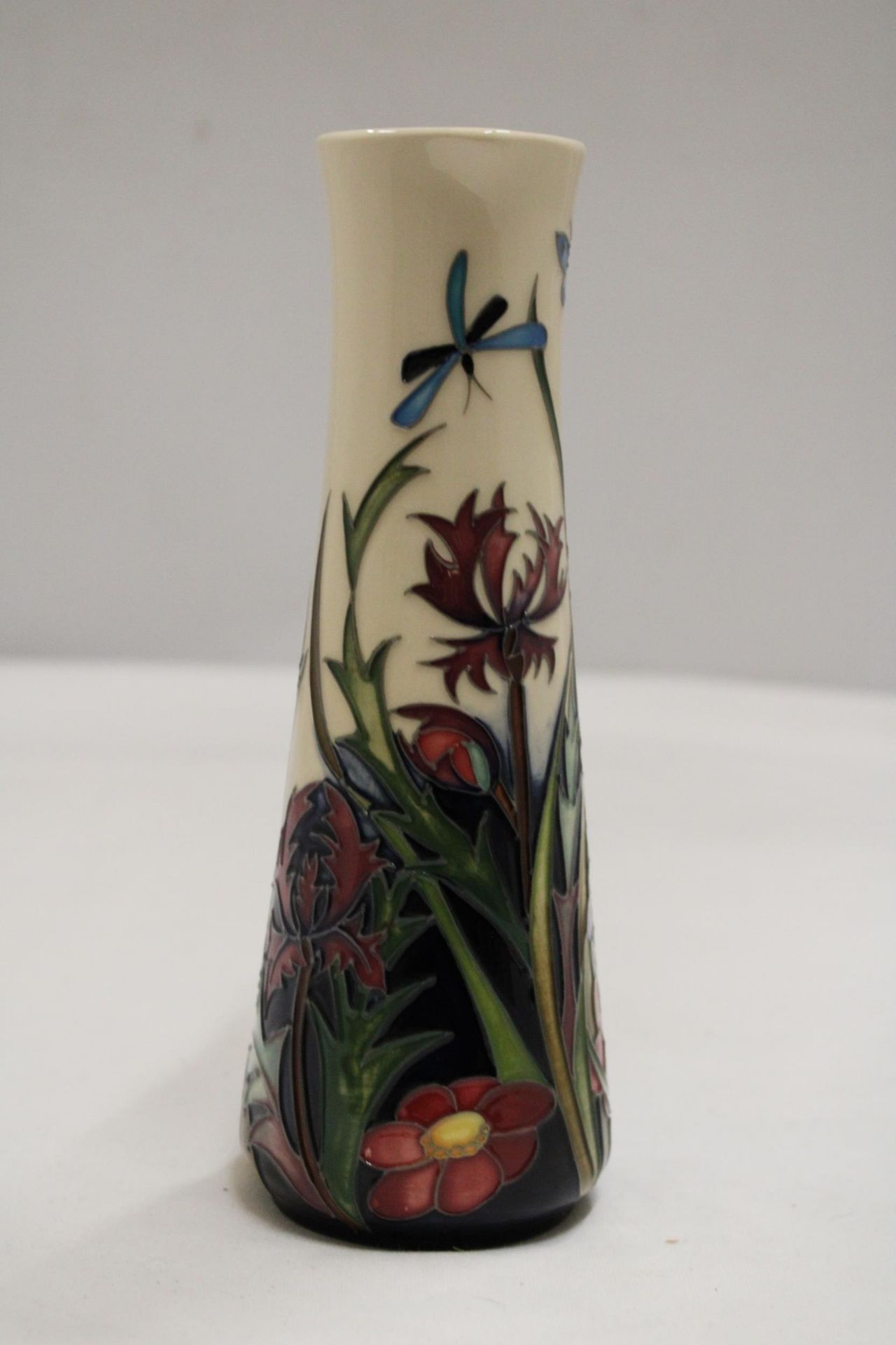 A MOORCROFT POTTERY JUG - SIGNED - 18.5 CM - Image 3 of 5