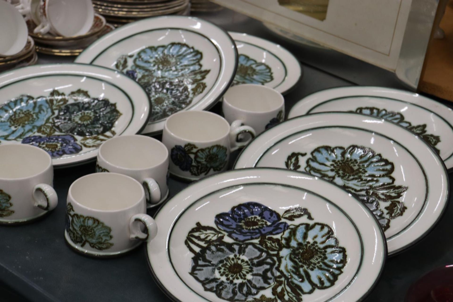 A QUANTITY OF WEDGEWOOD TO INCLUDE SIX PLATES AND FIVE MUGS - Image 6 of 6