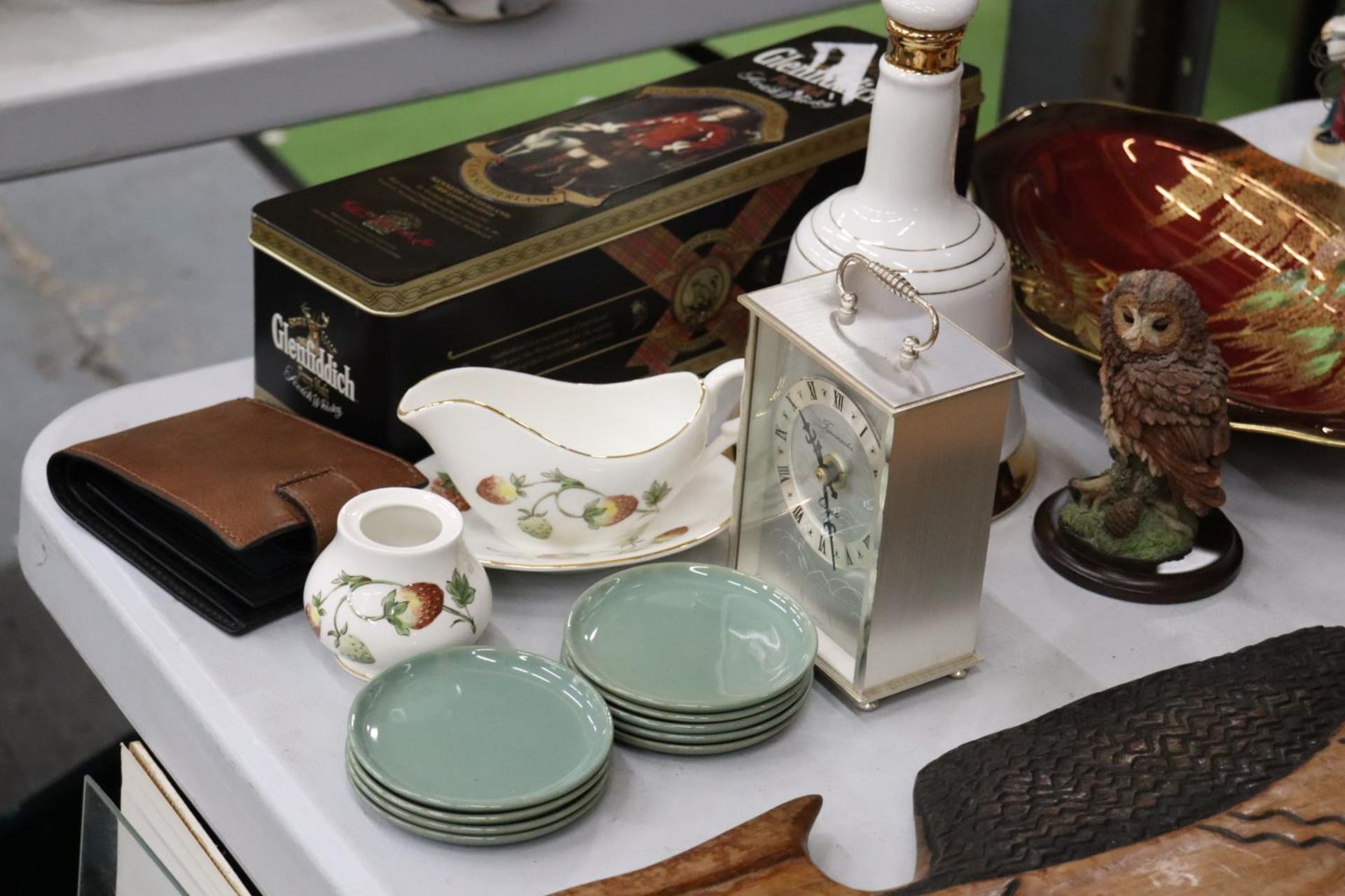 A QUANTITY OF CERAMICS, ETC TO INCLUDE A CARLTON WARE 'ROUGE ROYALE' DISH, BELL'S WHISKY DECANTER, - Image 2 of 5