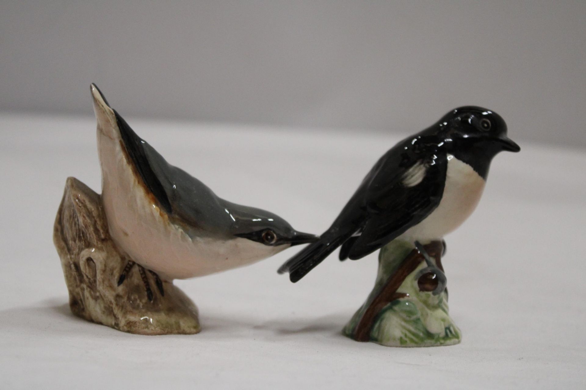 A BESWICK NUTHATCH TOGETHER WITH A BESWICK STONECHAT - Bild 4 aus 5