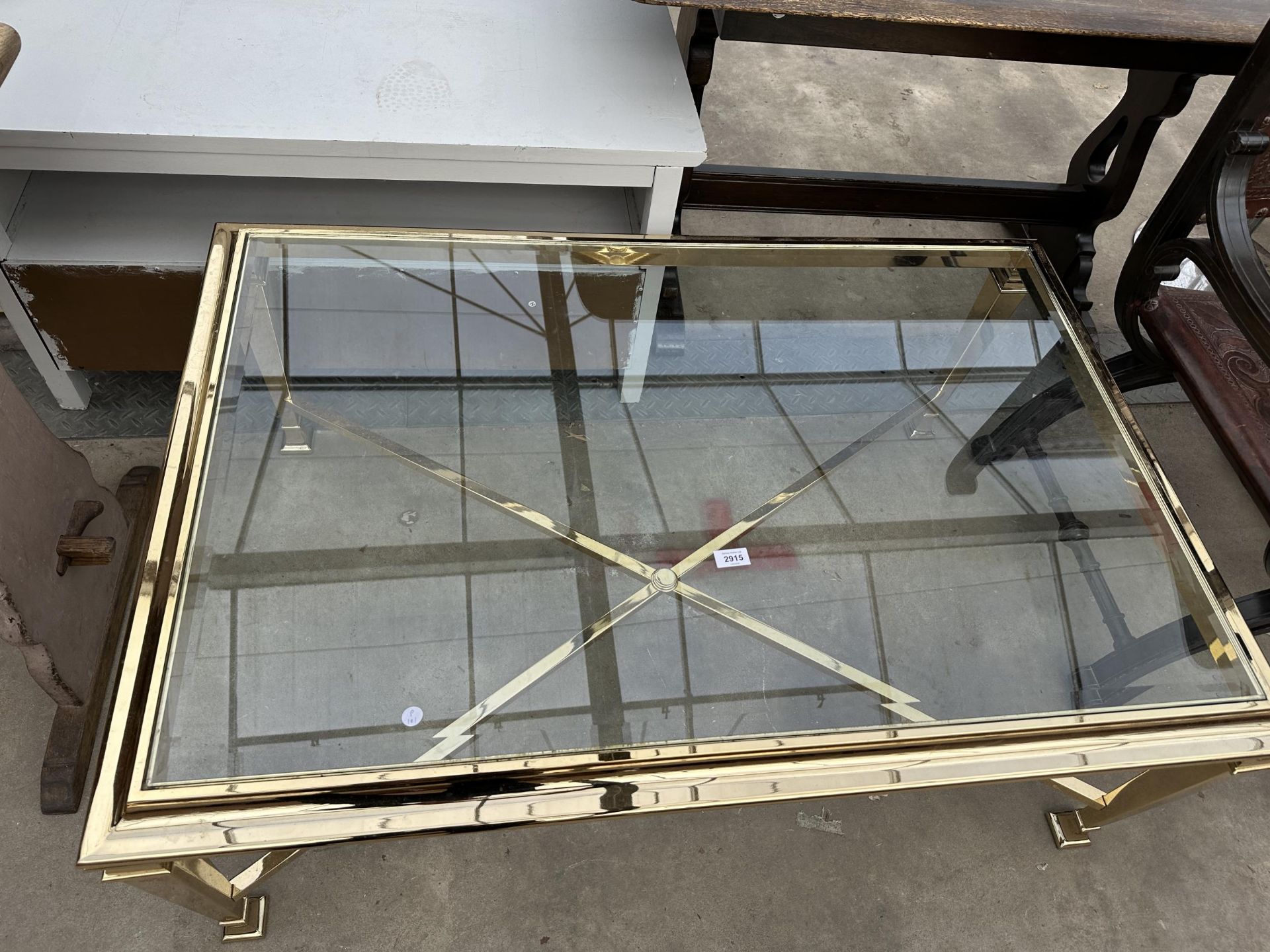 A MODERN POLISHED BRASS COFFEE TABLE WITH GLASS TOP AND TAPERING LEGS, 48" X 32" - Image 2 of 3