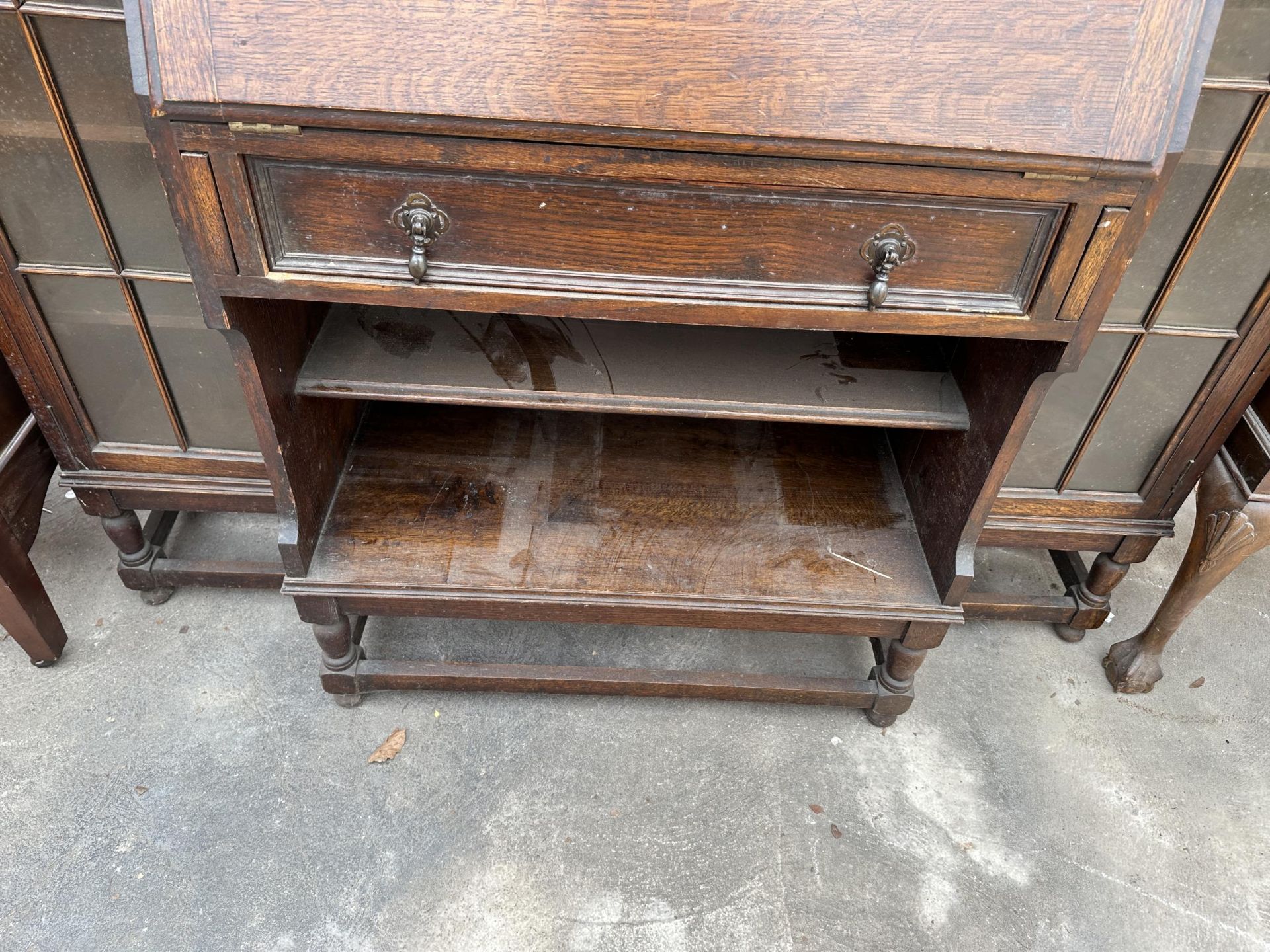 AN EARLY TWENTIETH CENTURY OAK BREAKFRONT SIDE BY SIDE BUREAU ON TURNED LEGS, 58" WIDE - Image 4 of 5