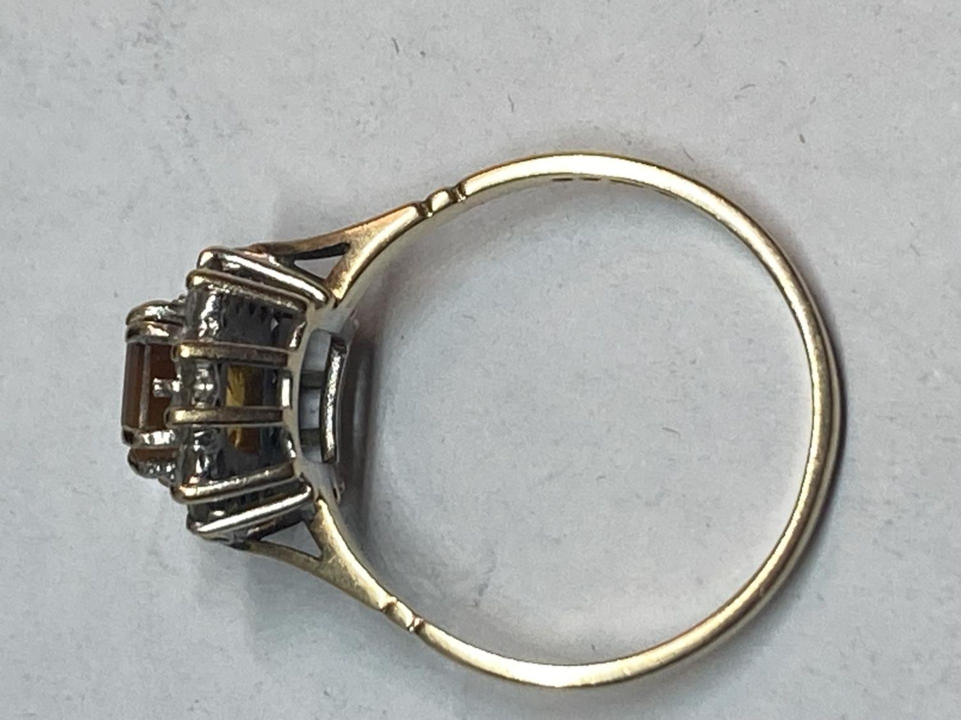 A 9 CARAT GOLD RING WITH A CENTRE CITRINE SURROUNDED BY CUBIC ZIRCONIAS SIZE R - Bild 3 aus 3