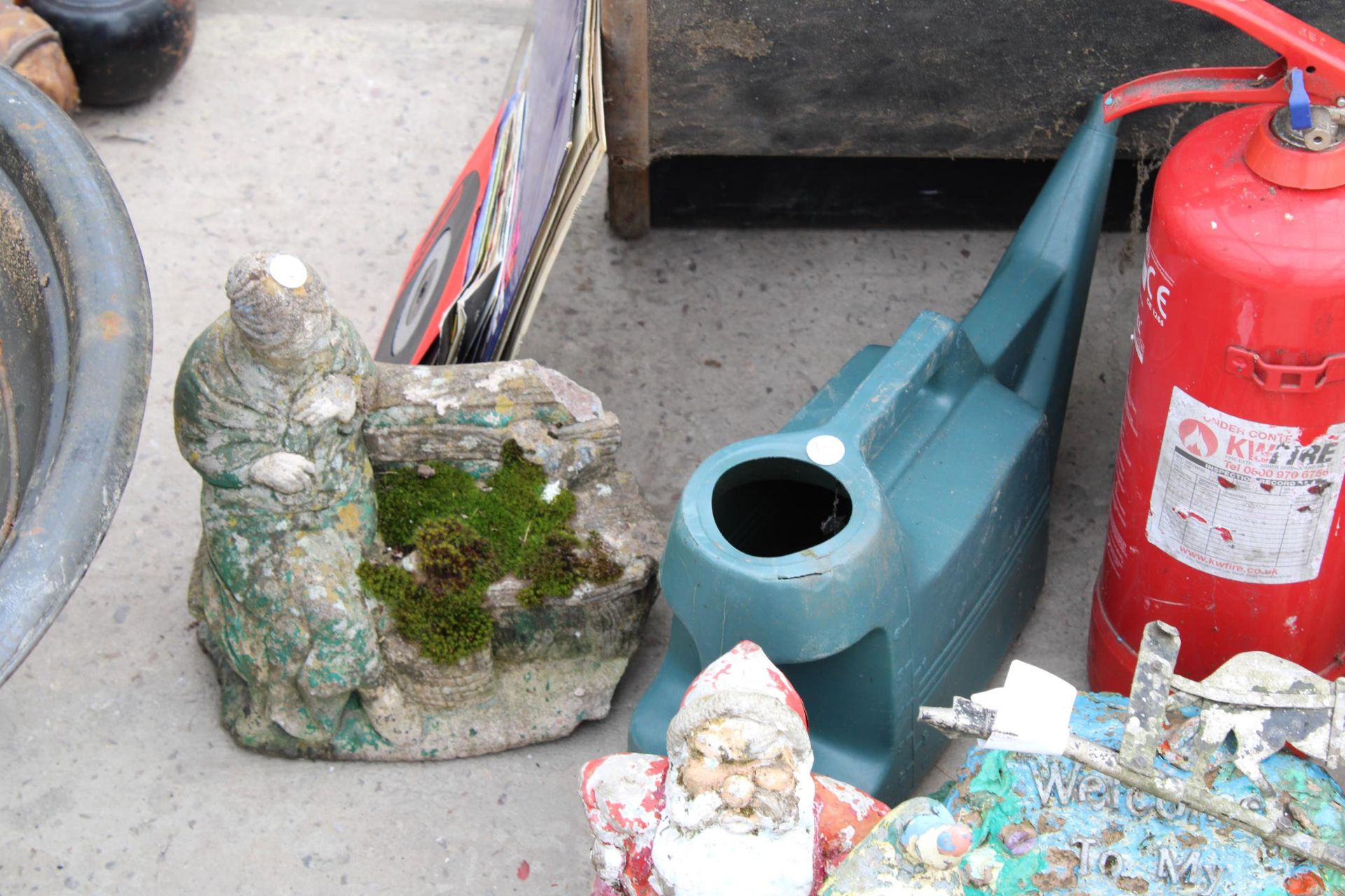 AN ASSORTMENT OF GARDEN ITEMS TO INCLUDE SIGNS, GNOMES AND WATERING CANS ETC - Image 4 of 5