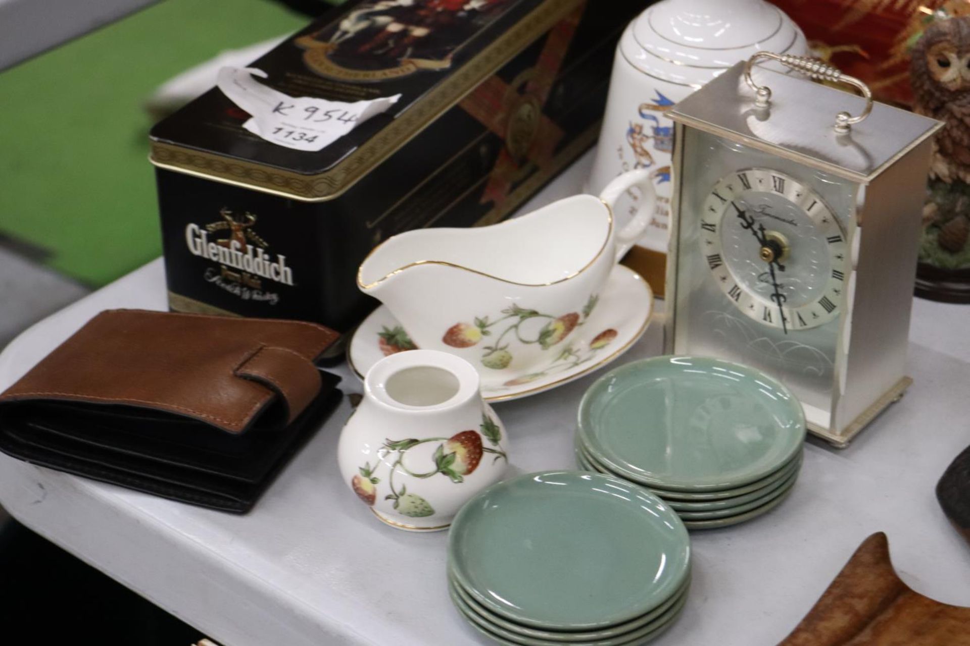 A QUANTITY OF CERAMICS, ETC TO INCLUDE A CARLTON WARE 'ROUGE ROYALE' DISH, BELL'S WHISKY DECANTER, - Image 5 of 5