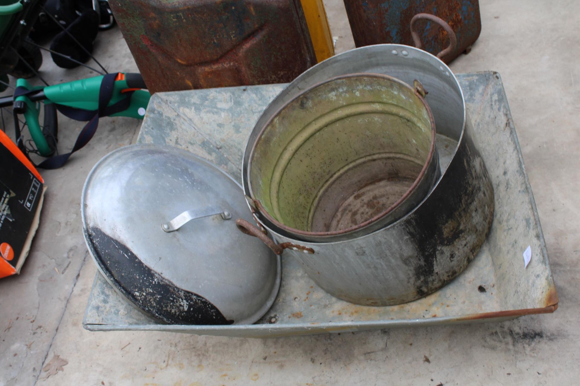 AN ASSORTMENT OF ITEMS TO INCLUDE A COOKING POT, A GALVANISED BUCKET AND TWO JERRY CANS ETC - Bild 2 aus 2
