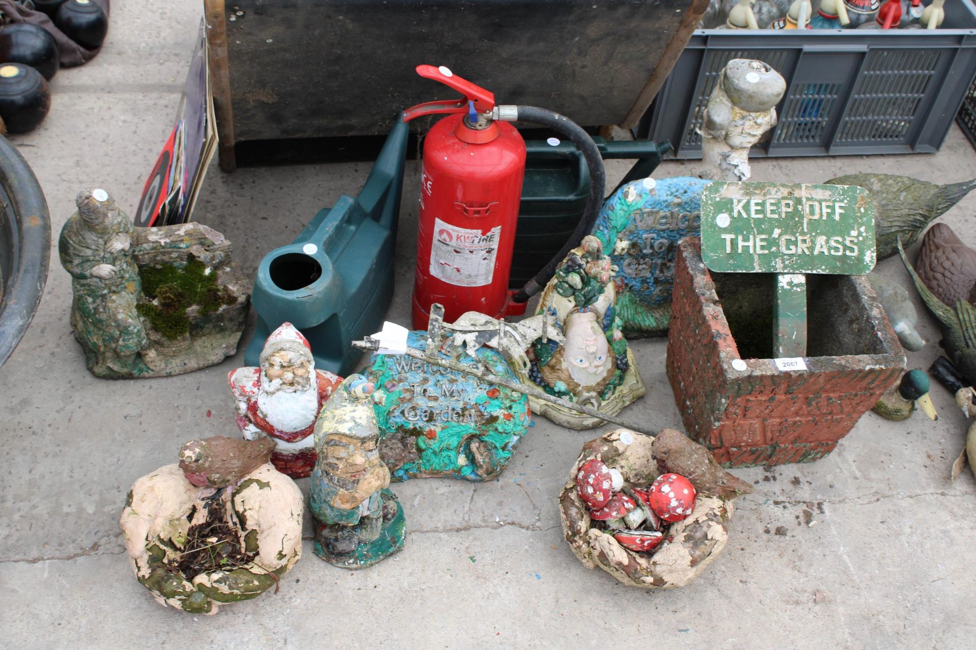 AN ASSORTMENT OF GARDEN ITEMS TO INCLUDE SIGNS, GNOMES AND WATERING CANS ETC