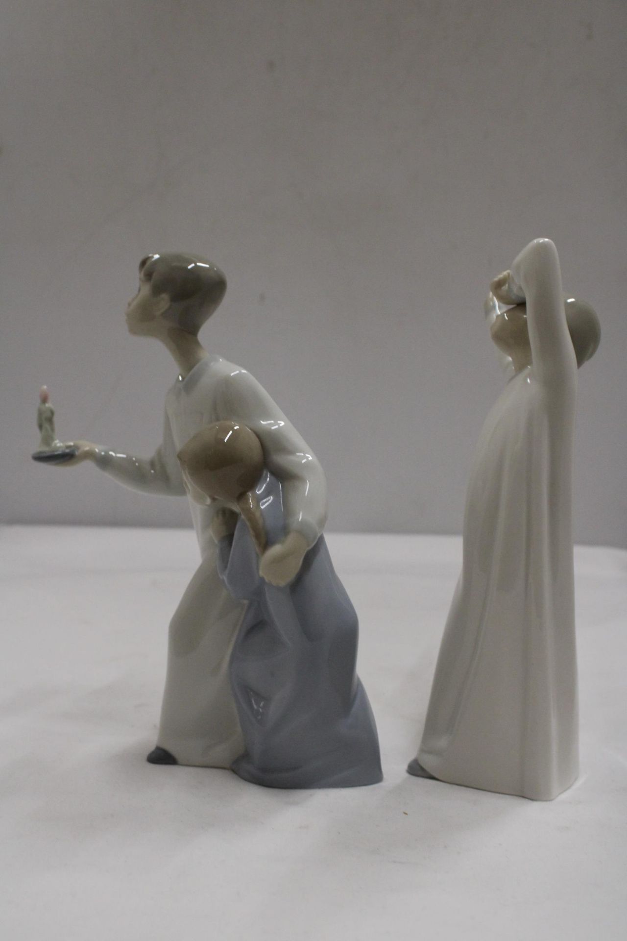 TWO LLADRO FIGURES IN NIGHTGOWNS - Image 3 of 7