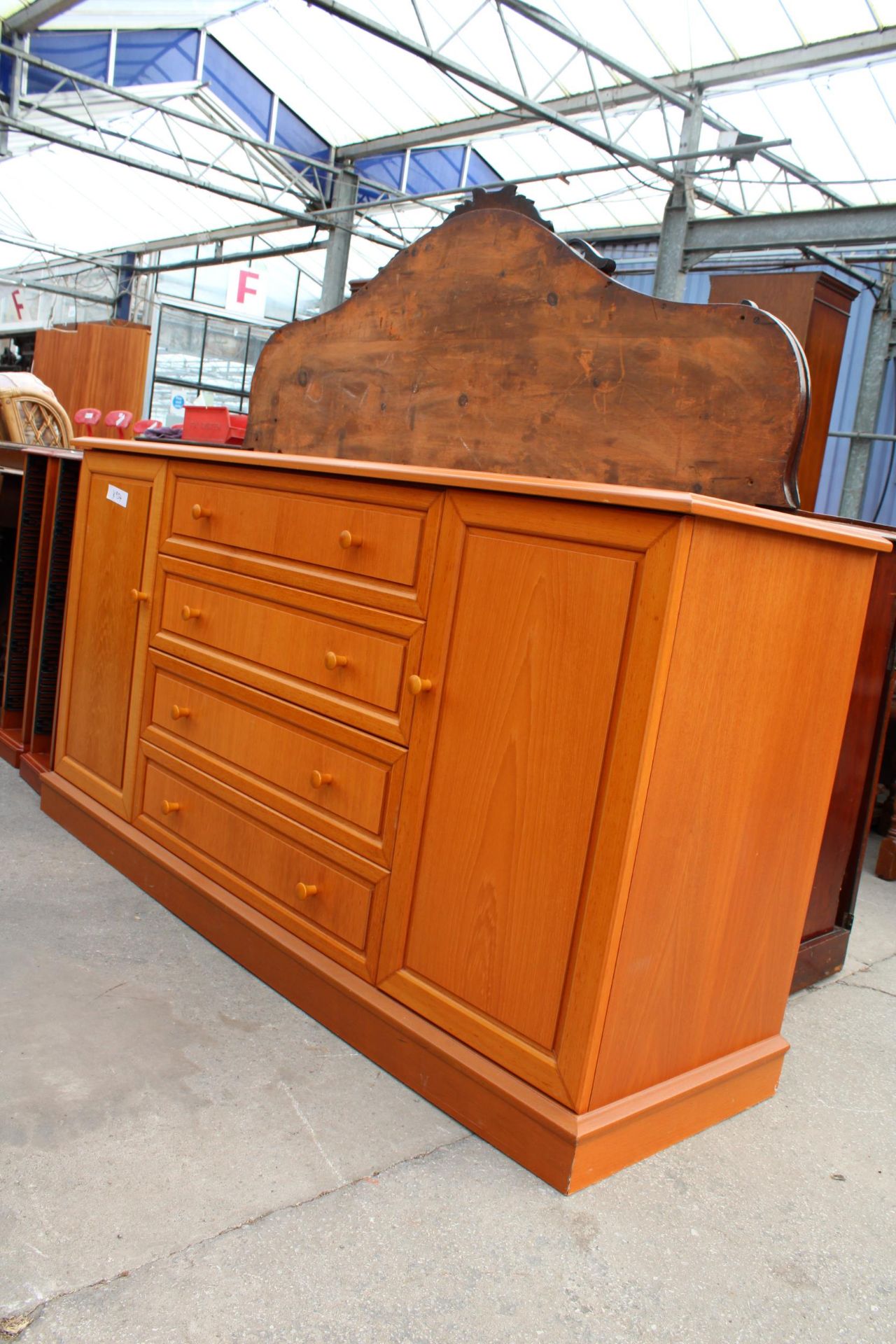 A MODERN G PLAN SIDEBOARD ENCLOSING FOUR DRAWERS AND TWO CUPBOARDS, 61" WIDE - Bild 2 aus 5