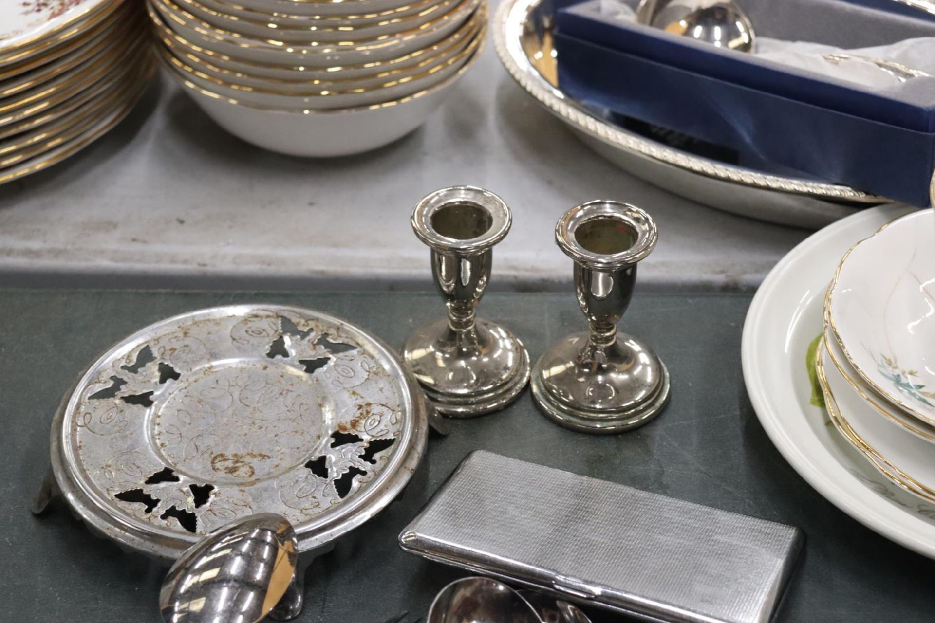 A LARGE QUANTITY OF FLATWARE TO INCLUDE CANDLESTICKS AND A CIGARETTE CASE - Bild 3 aus 6