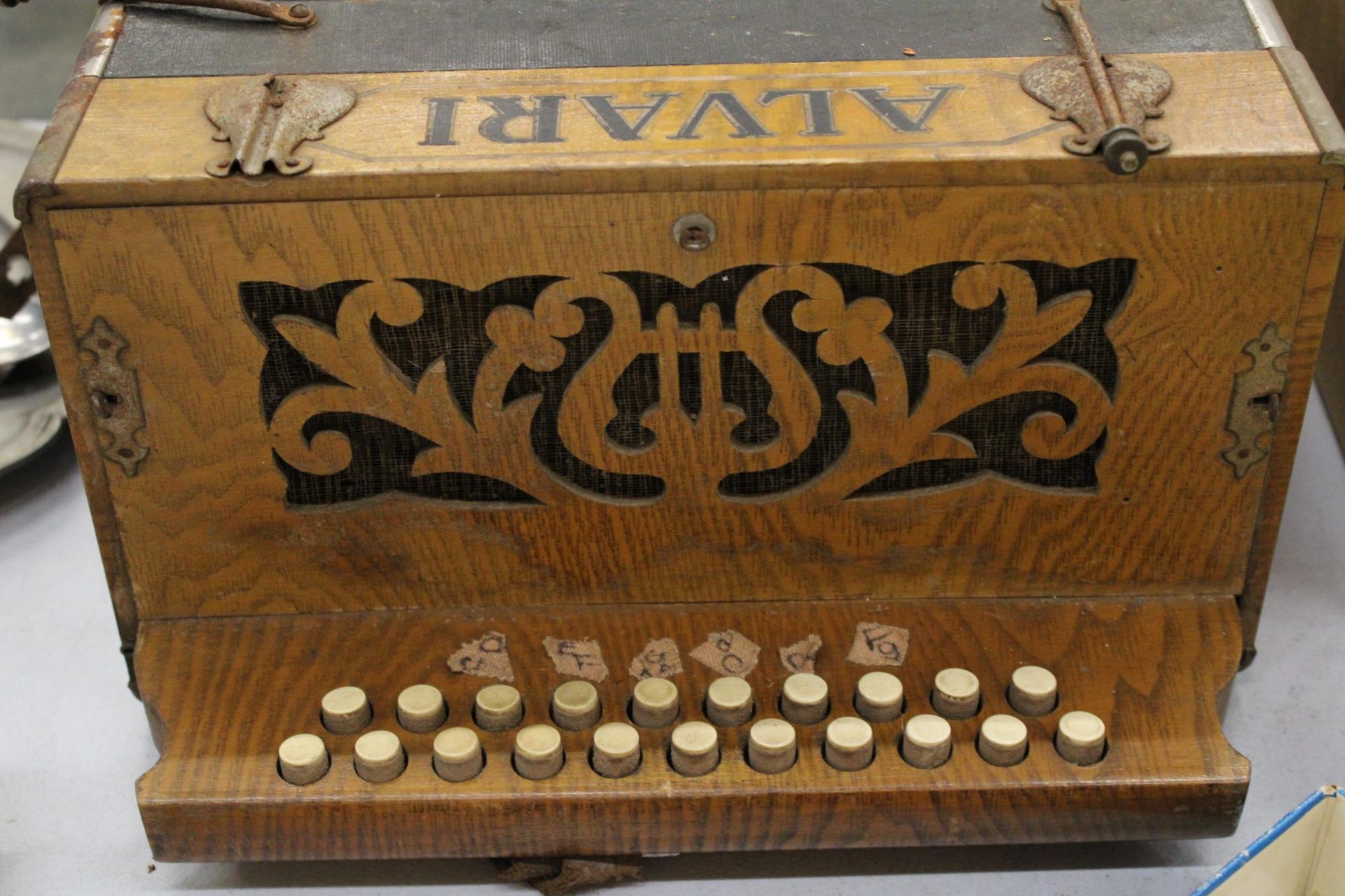 A VINTAGE ALVARI BUTTON ACCORDIAN - Image 4 of 5