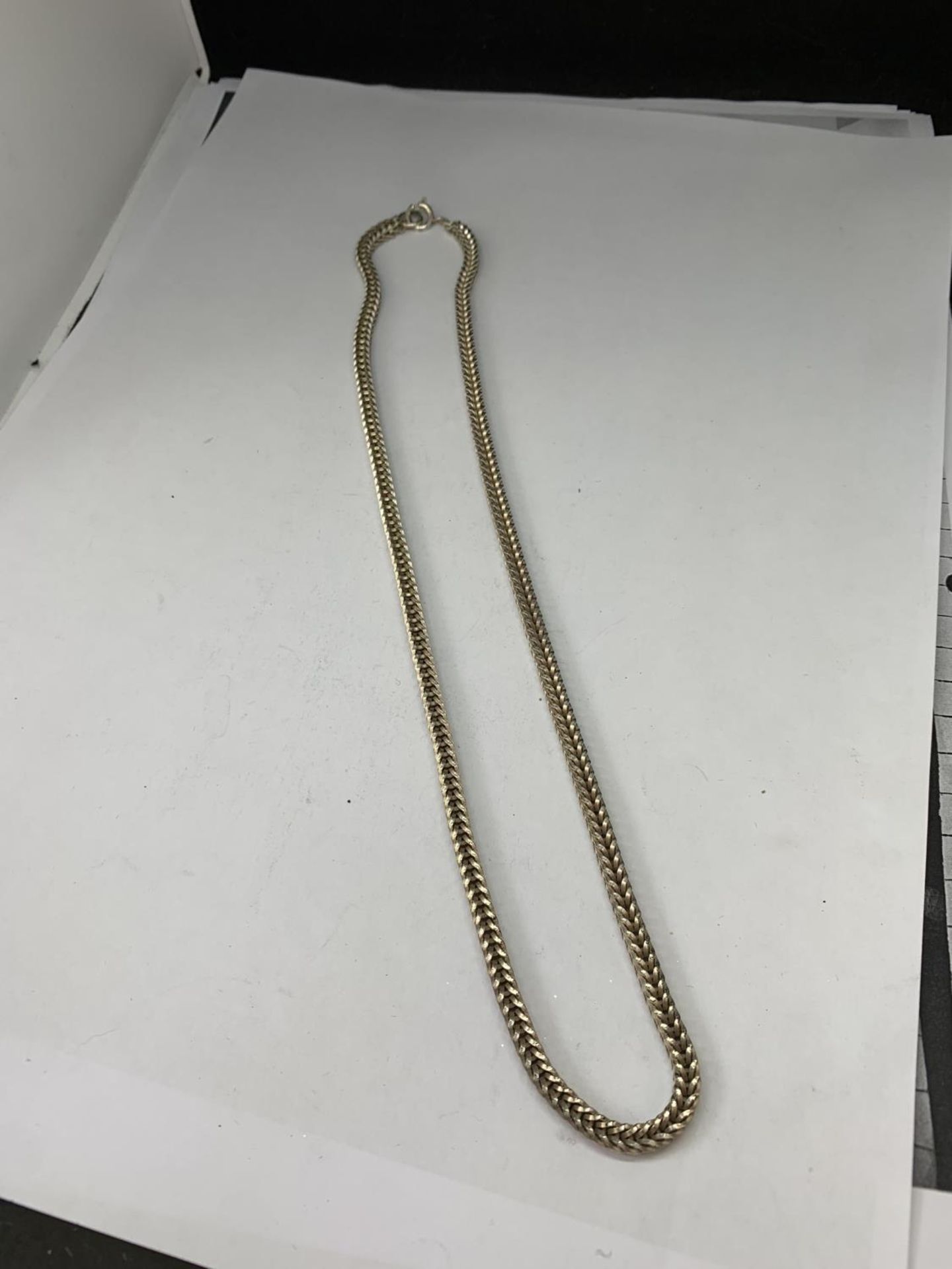 A SILVER NECKLACE LENGTH 18"