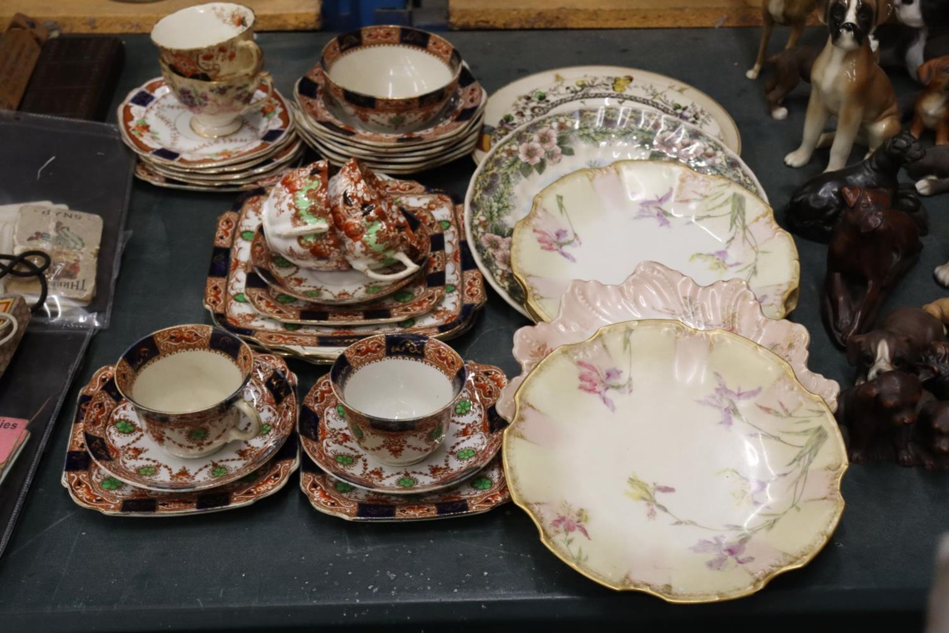 A COLLECTION OF PLATES TO INCLUDE THREE LIMOGUES ETC AND A VINTAGE CARLISLE TEA SET TO INCLUDE CUPS,