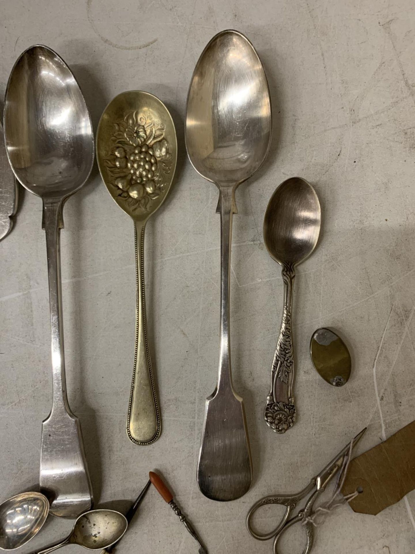 A QUANTITY OF VINTAGE FLATWARE TO INCLUDE A LARGE BERRY SPOON, SERVING SPOONS, MUFFIN FORK, SCISSORS - Image 2 of 4