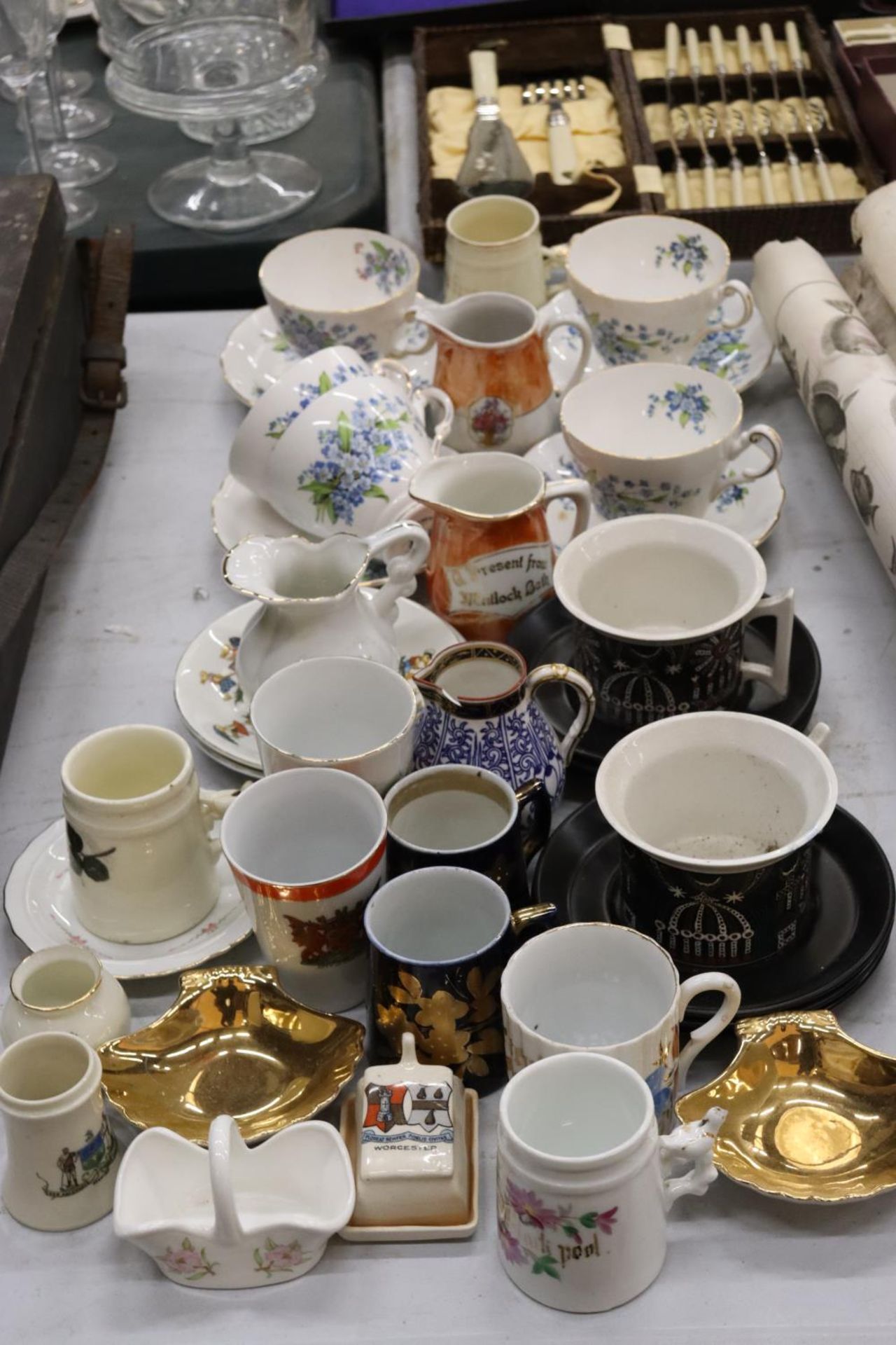 A QUANTITY OF CHINA TO INCLUDE PORTMERION "MAGIC CITY" CUPS AND SAUCERS, REGENCY PART TEASET,