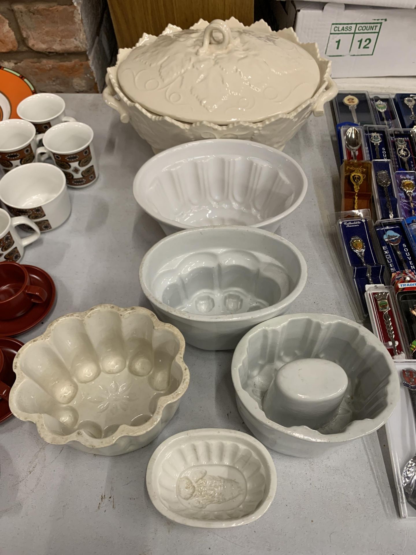 A MIXED LOT OF CERAMICS TO INCLUDE FIVE JELLY MOULDS WITH LARGE SOUP TUREEN