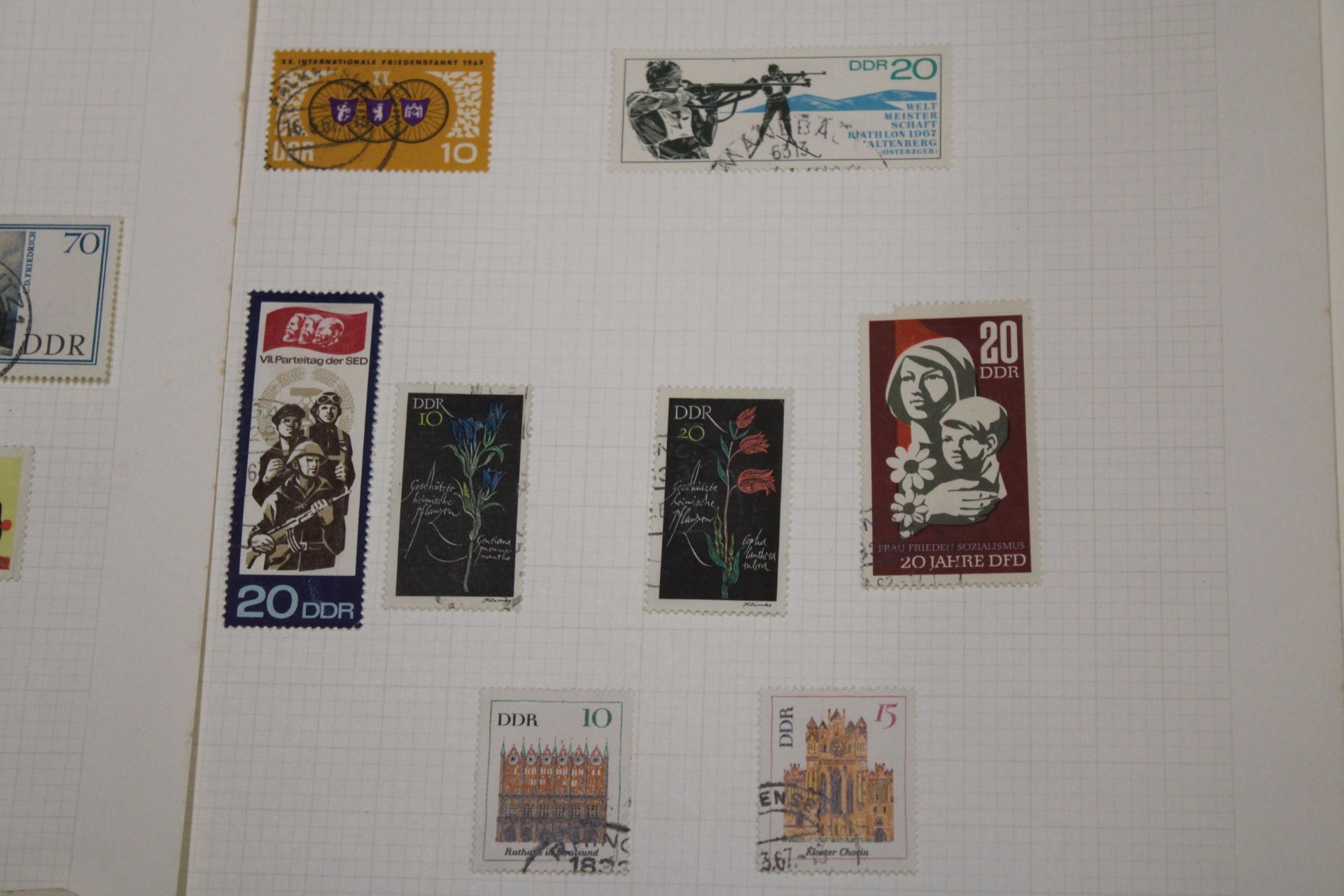 A COLLECTION OF BULGARIAN STAMPS - Bild 9 aus 11