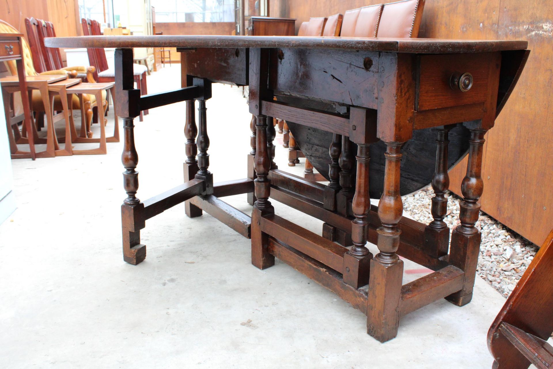 AN OAK GEORGE III OVAL GATE LEG DINING TABLE WITH TWO DRAWERS ON TURNED LEGS 59" X 53" OPENED - Bild 5 aus 6