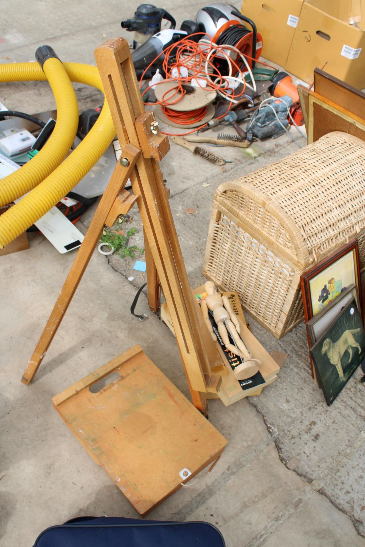 AN ASSORTMENT OF ARTISTS ITEMS TO INCLUDE EASELS AND PAINT BOXES ETC - Image 5 of 8