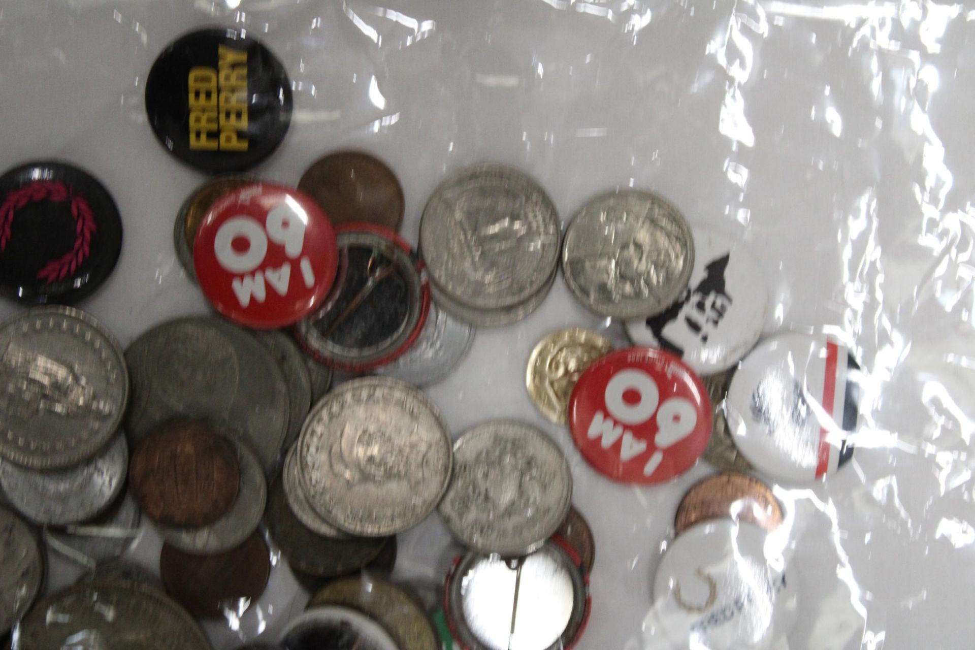 A COLLECTION OF VINTAGE FOREIGN COINS AND BADGES - Bild 5 aus 6