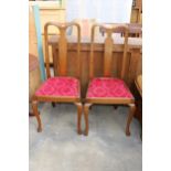 A PAIR OF MID 20TH CENTURY QUEEN ANNE STYLE DINING CHAIRS
