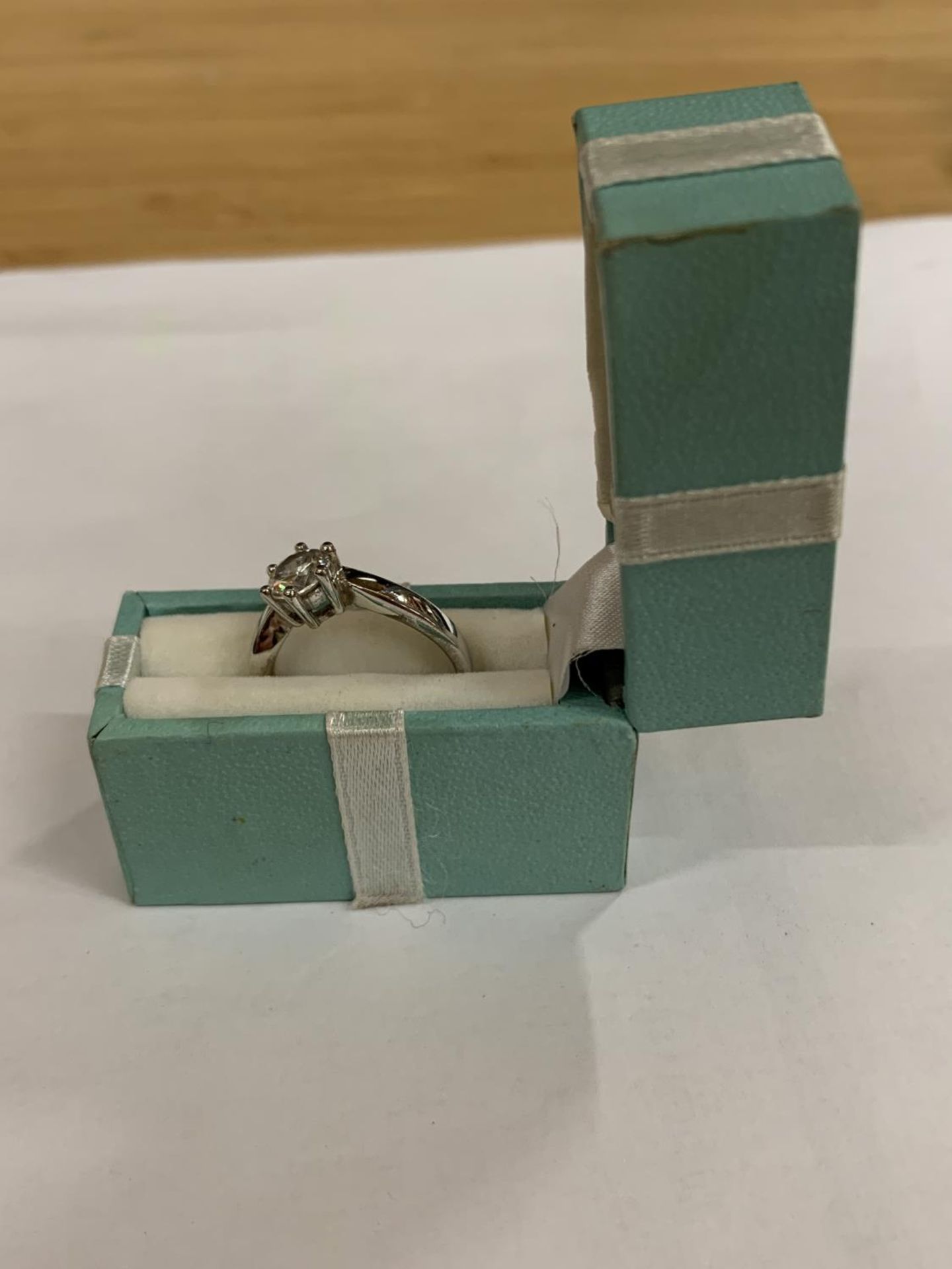 A SILVER SOLITAIRE RING IN A PRESENTATION BOX - Image 2 of 4
