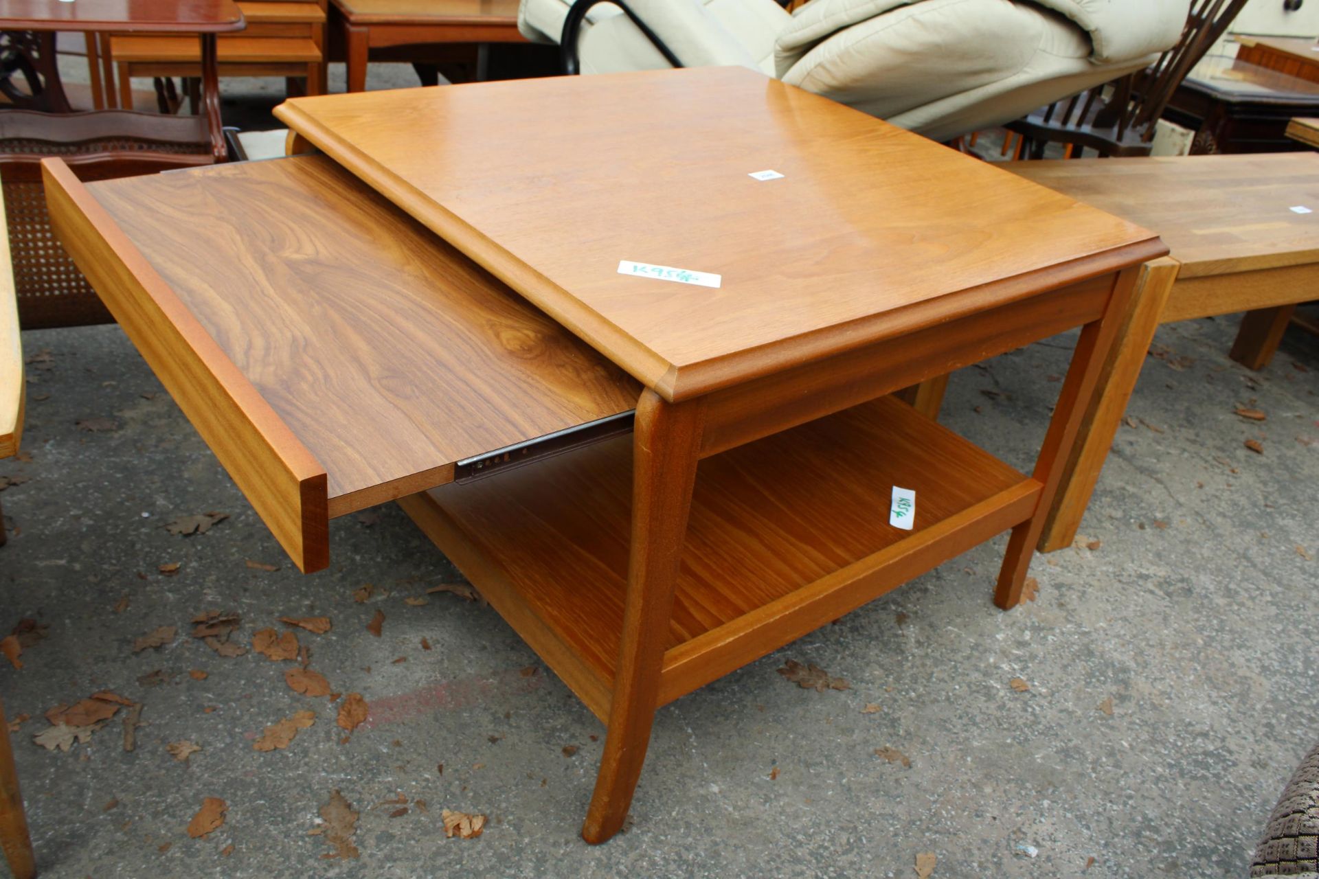 A RETRO TEAK TWO TIER COFFEE TABLE WITH PULL-OUT SLIDES, 29.5" SQUARE - Image 4 of 4