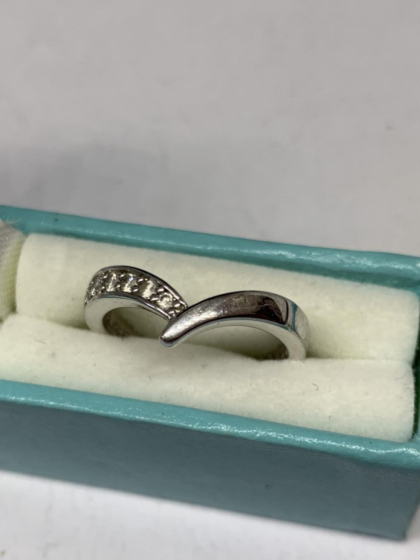 A SILVER RING IN A PRESENTATION BOX - Image 2 of 2