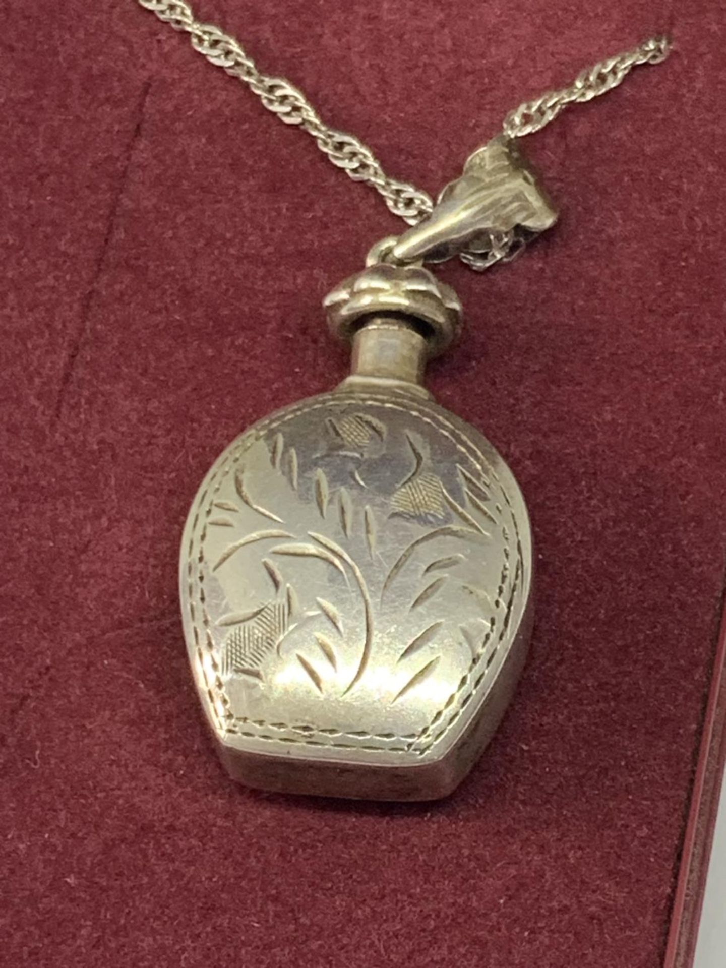 A SILVER BOTTLE NECKLACE IN A PRESENTATION BOX - Bild 3 aus 3