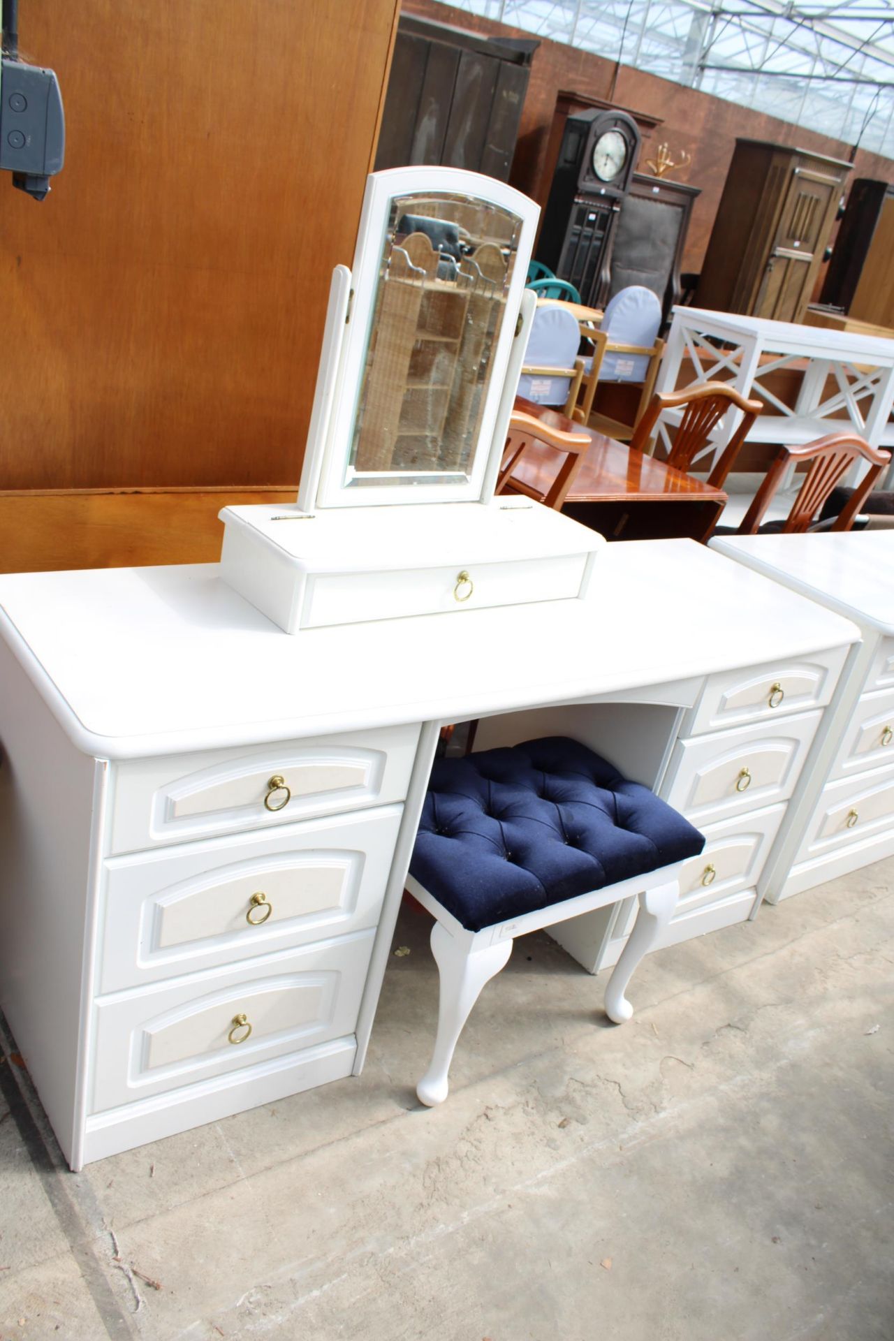 A MODERN WHITE DRESSING TABLE, STOOL AND CHEST OF THREE DRAWERS - Bild 2 aus 5