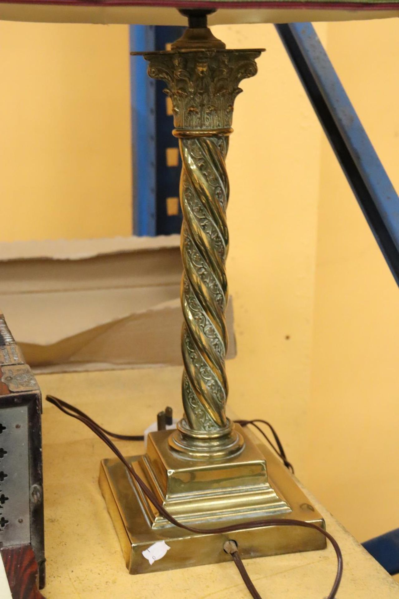 A VINTAGE BRASS TABLE LAMP WITH TWISTED COLUMN BASE AND SHADE, HEIGHT TO TOP OF BASE, 36CM - Image 3 of 5