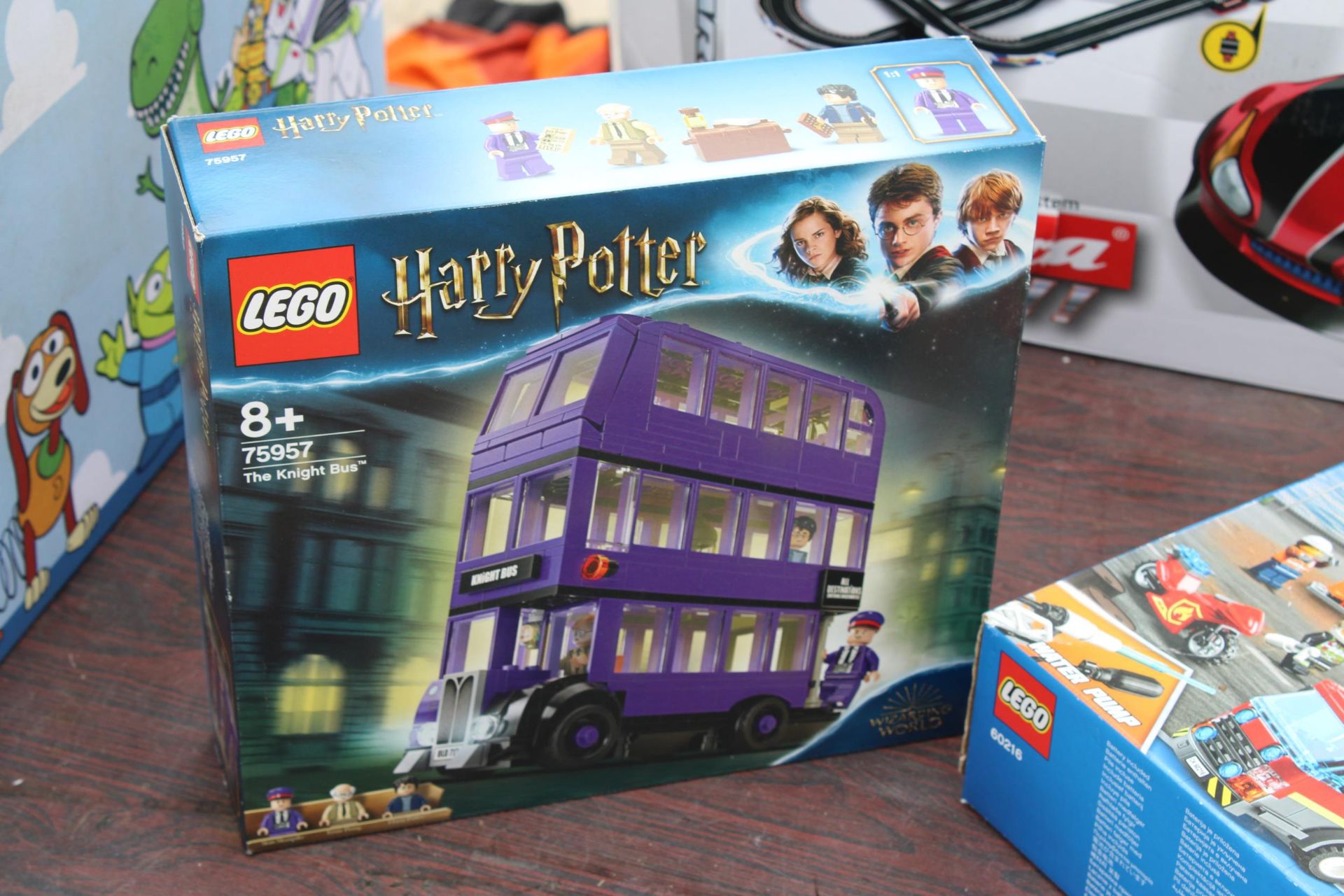 AN ASSORTMENT OF TOYS TO INCLUDE A BOXED LEGO CITY SET, A HARRY POTTER LEGO NIGHT BUS AND A - Image 2 of 7