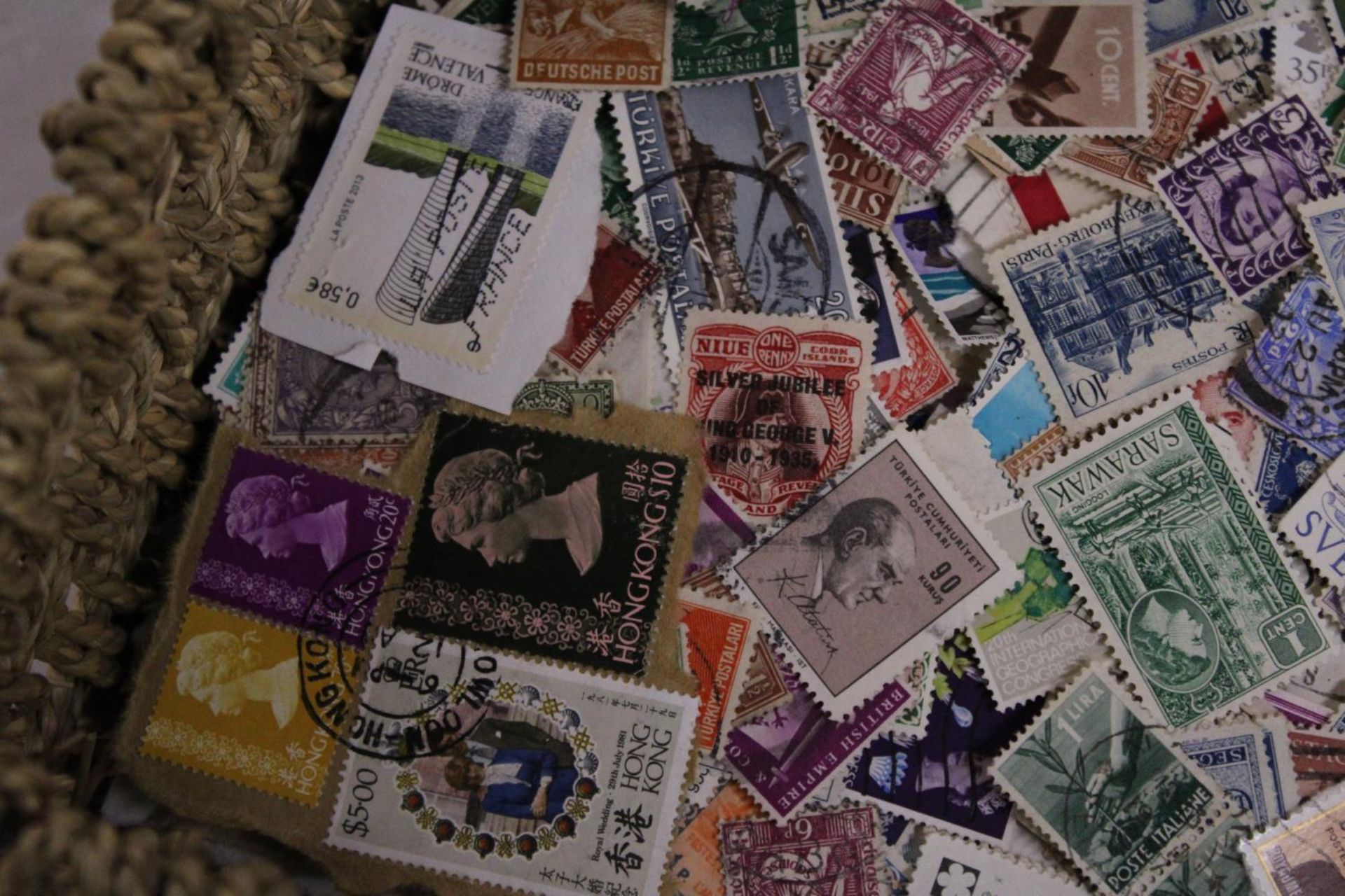 A LARGE COLLECTION OF ASSORTED BRITISH AND WORLD STAMPS - Image 6 of 6