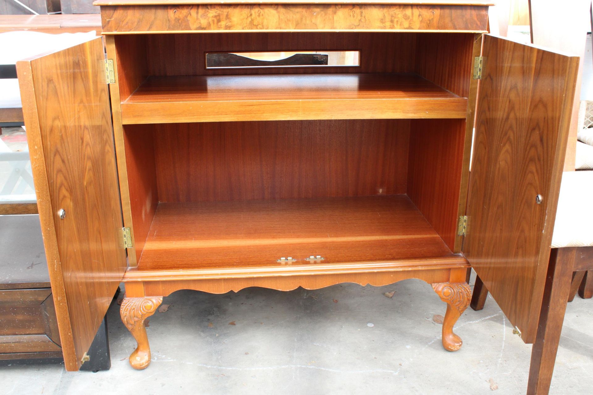 A CHARLES SHERATON WALNUT AND CROSSBANDED CABINET ON CABRIOLE LEGS, 33" WIDE - Bild 5 aus 5