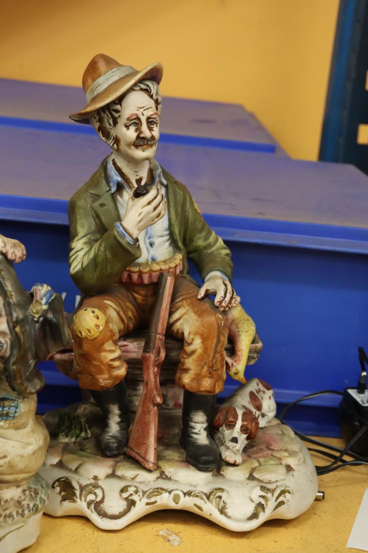 THREE LARGE CAPODIMONTE FIGURES TO INCLUDE A GAMEKEEPER, MAN WITH GUITAR AND FISHERMAN - Bild 3 aus 5