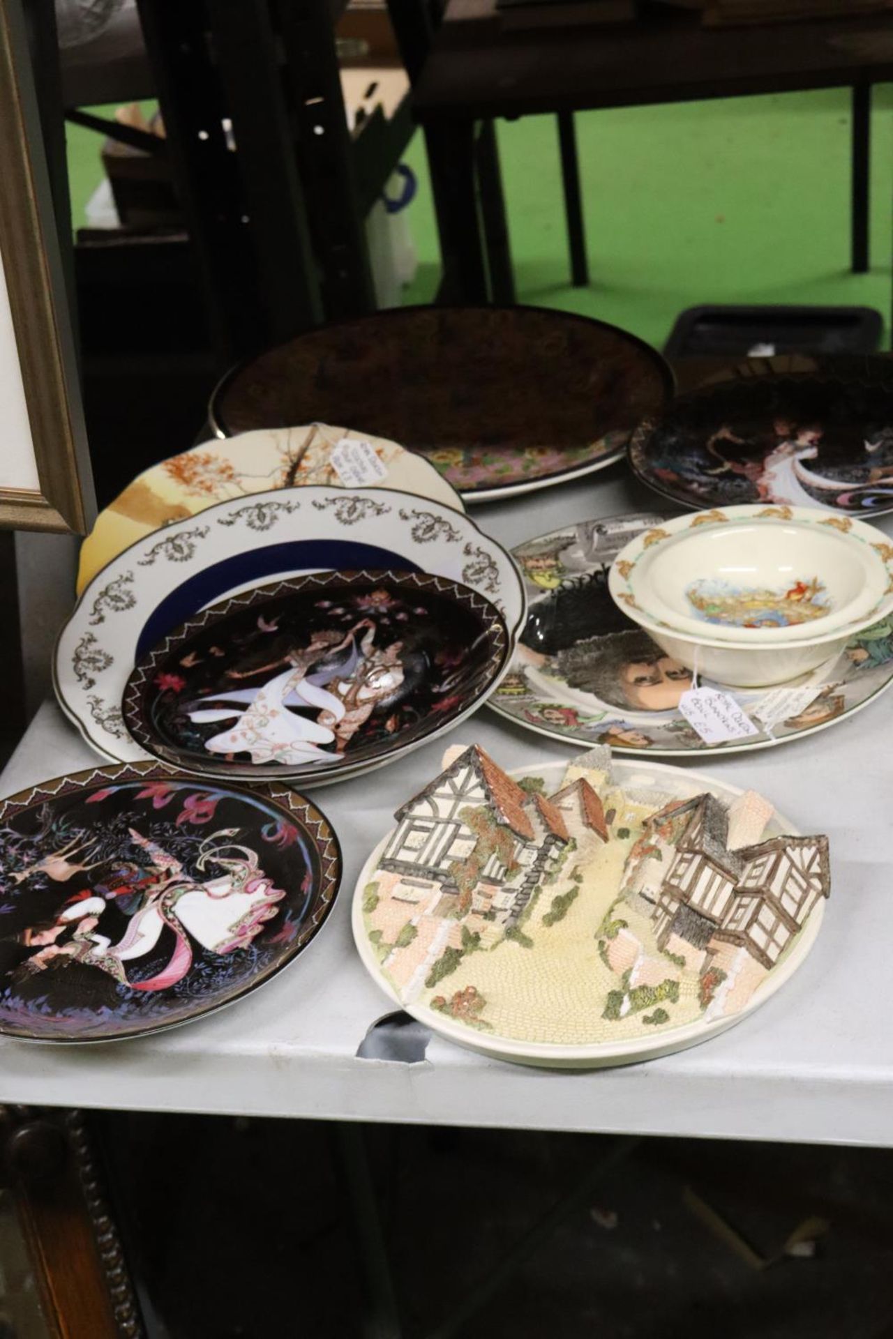 A MIXED LOT OF CABINET PLATES TO INCLUDE ROYAL PORCELAIN AND ROYAL DOULTON - PLUS A FURTHER TWO