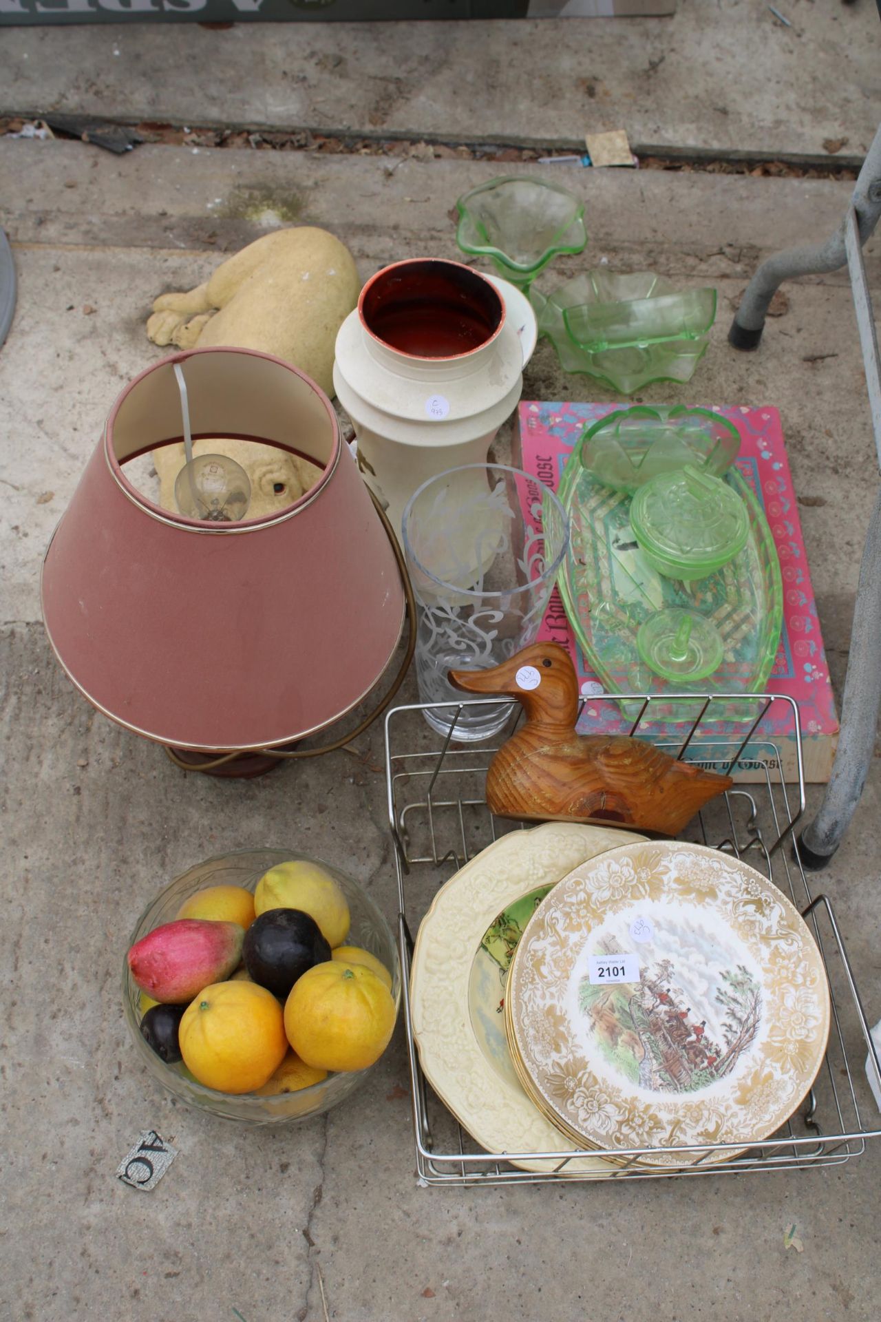 AN ASSORTMENT OF ITEMS TO INCLUDE A LAMP, GLASS DRESSING TABLE ITEMS AND CERAMIC PLATES ETC