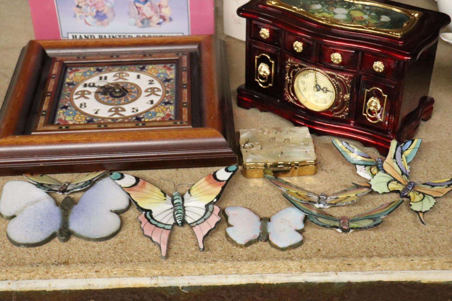 VARIOUS BVUTTERFLY CERAMICS, TWO CLOCKS TO INCLUDE A SMALL DRESSING TABLE VARIATION AND TWO - Bild 4 aus 4