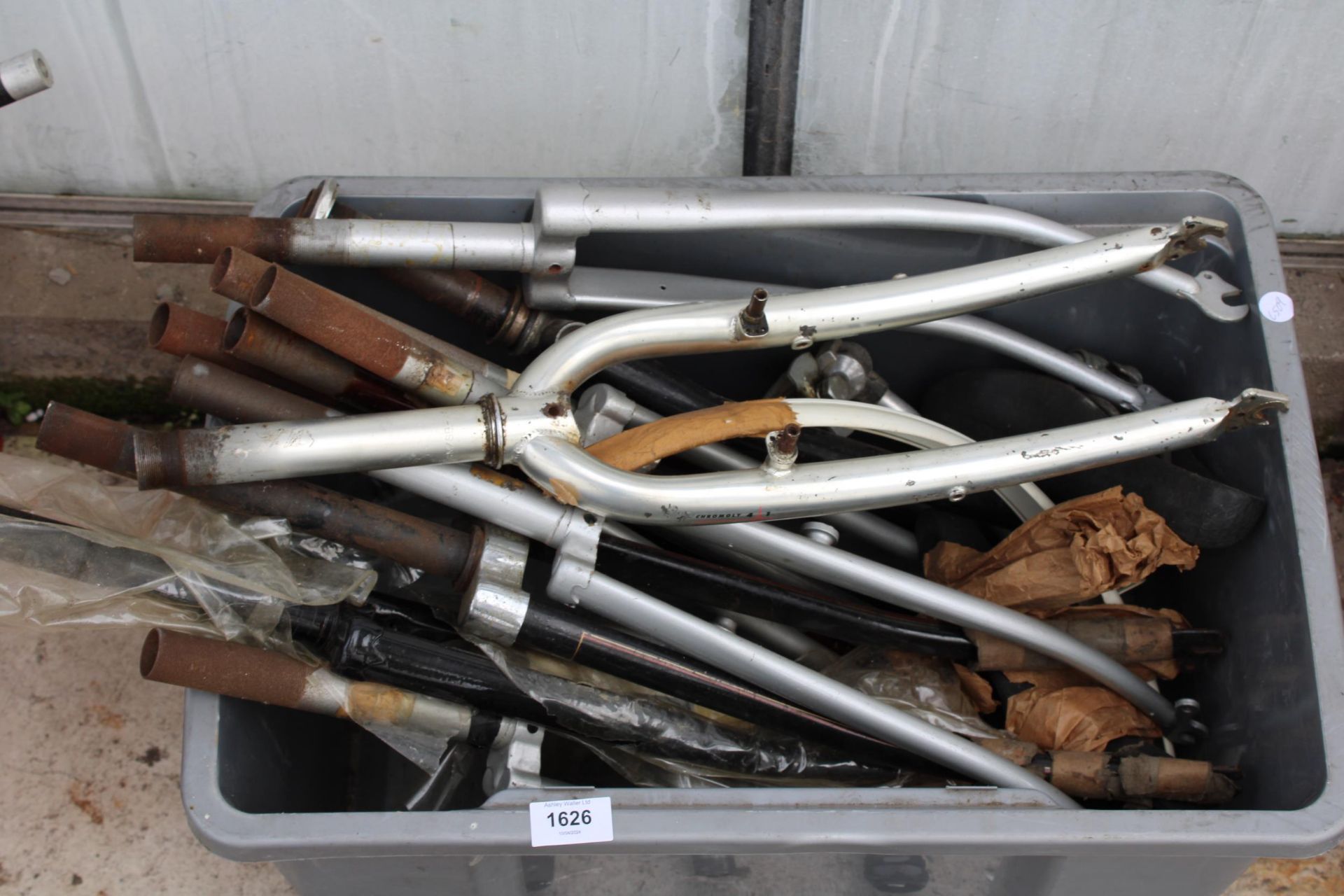 A LARGE ASSORTMENT OF VARIOUS FRONT FORKS - Bild 2 aus 2