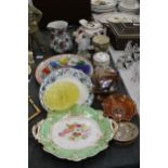 A MIXED LOT OF VINTAGE COLLECTABLE ITEMS TO INCLUDE A WEDGWOOD TEAPOT AND STAND, LOSOL WARE JUG,