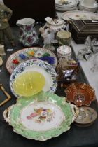 A MIXED LOT OF VINTAGE COLLECTABLE ITEMS TO INCLUDE A WEDGWOOD TEAPOT AND STAND, LOSOL WARE JUG,