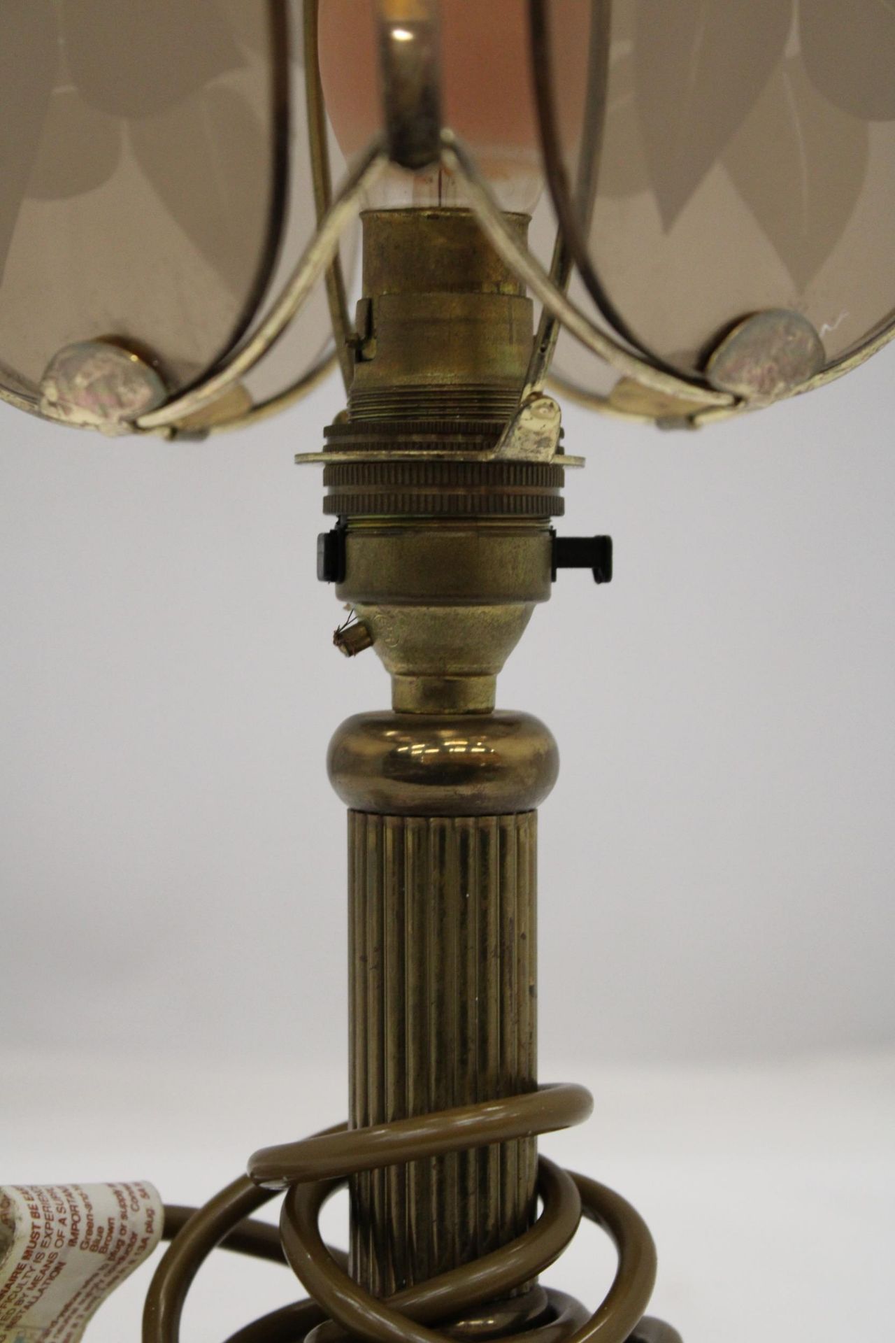 A VINTAGE STYLE, BRASS TABLE LAMP, WITH COLUMN BASE AND A GLASS SHADE, HEIGHT 36CM - Image 5 of 5