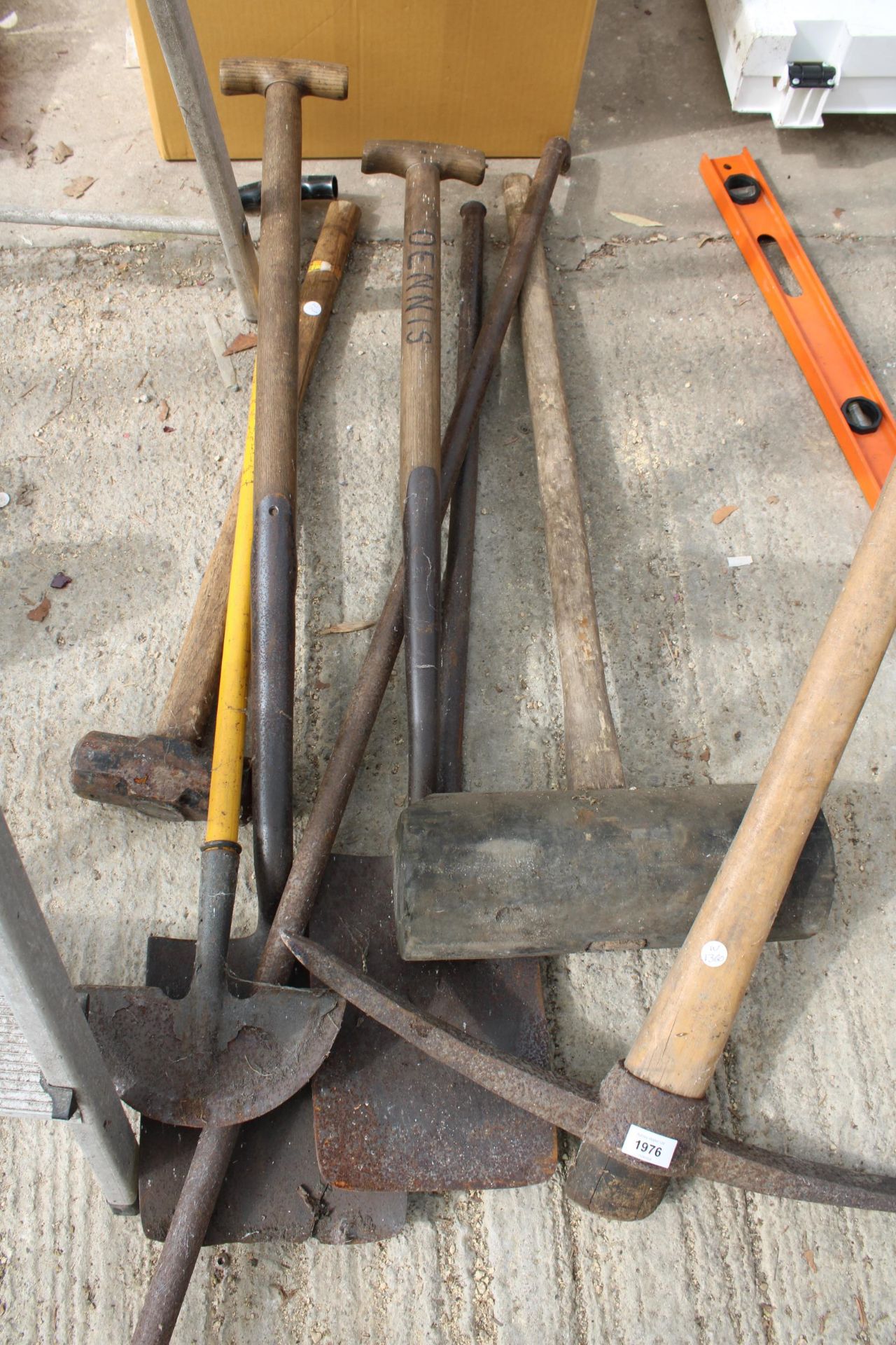 AN ASSORTMENT OF GARDEN TOOLS TO INCLUDE SPADES, A PICK AXE AND A SLEDGE HAMMER ETC - Image 2 of 2