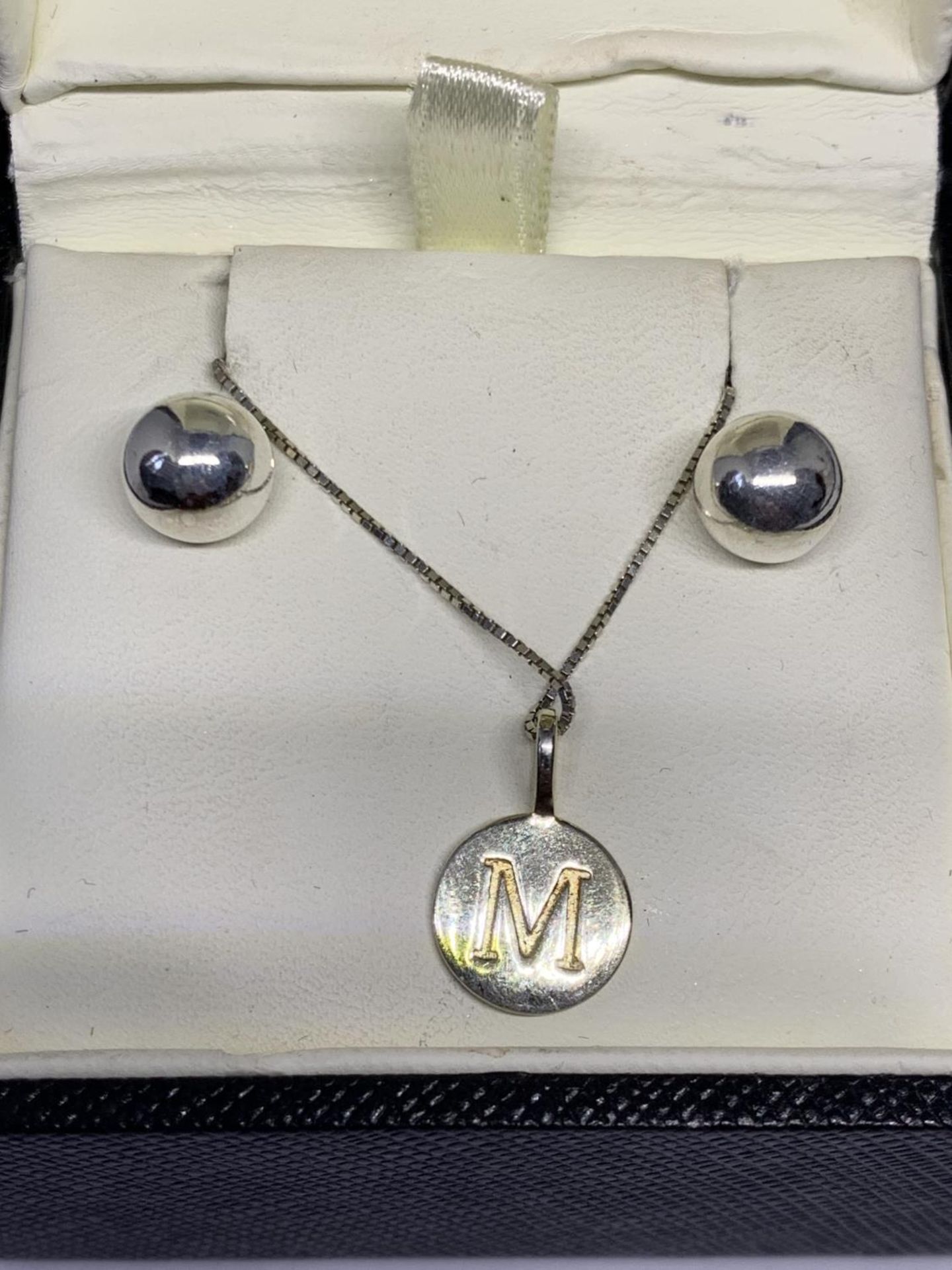 A BOXED SILVER NECKLACE AND EARRING SET - Bild 2 aus 2
